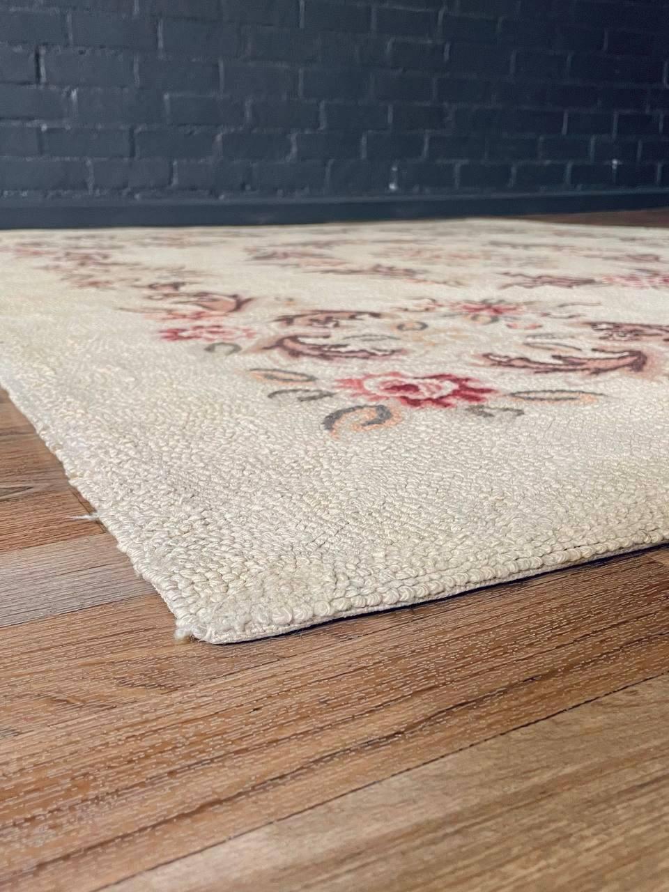 Amerikanischer handgehäkelter Vintage-Blumenteppich im Colonial Revival-Stil im Kolonialstil (amerikanisch) im Angebot