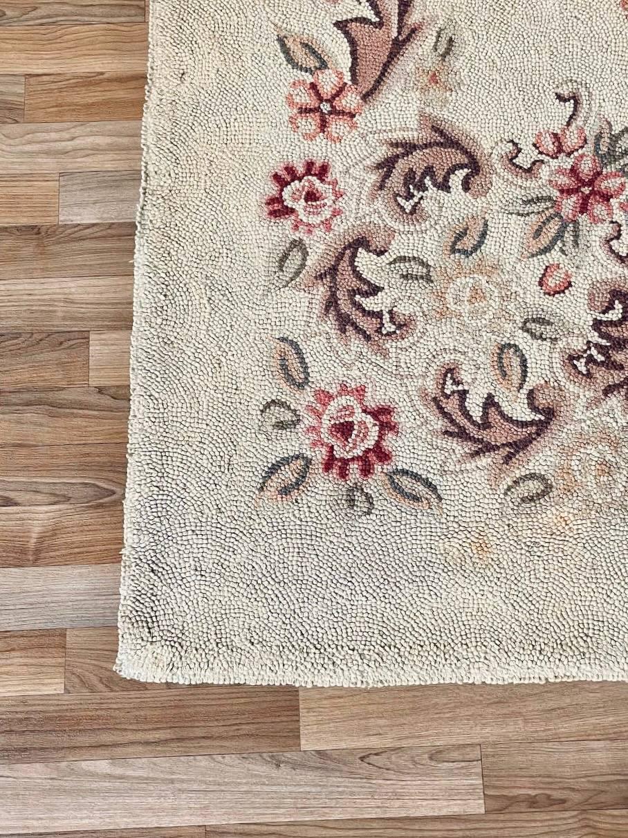 Amerikanischer handgehäkelter Vintage-Blumenteppich im Colonial Revival-Stil im Kolonialstil im Zustand „Gut“ im Angebot in Los Angeles, CA