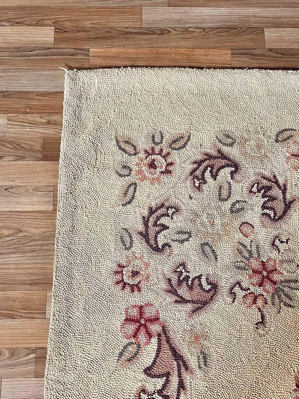 Amerikanischer handgehäkelter Vintage-Blumenteppich im Colonial Revival-Stil im Kolonialstil (Mitte des 20. Jahrhunderts) im Angebot
