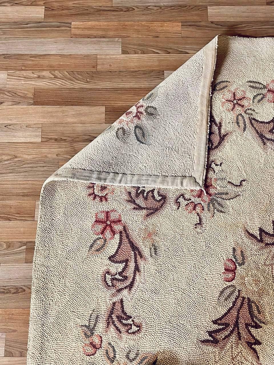Amerikanischer handgehäkelter Vintage-Blumenteppich im Colonial Revival-Stil im Kolonialstil (Wolle) im Angebot