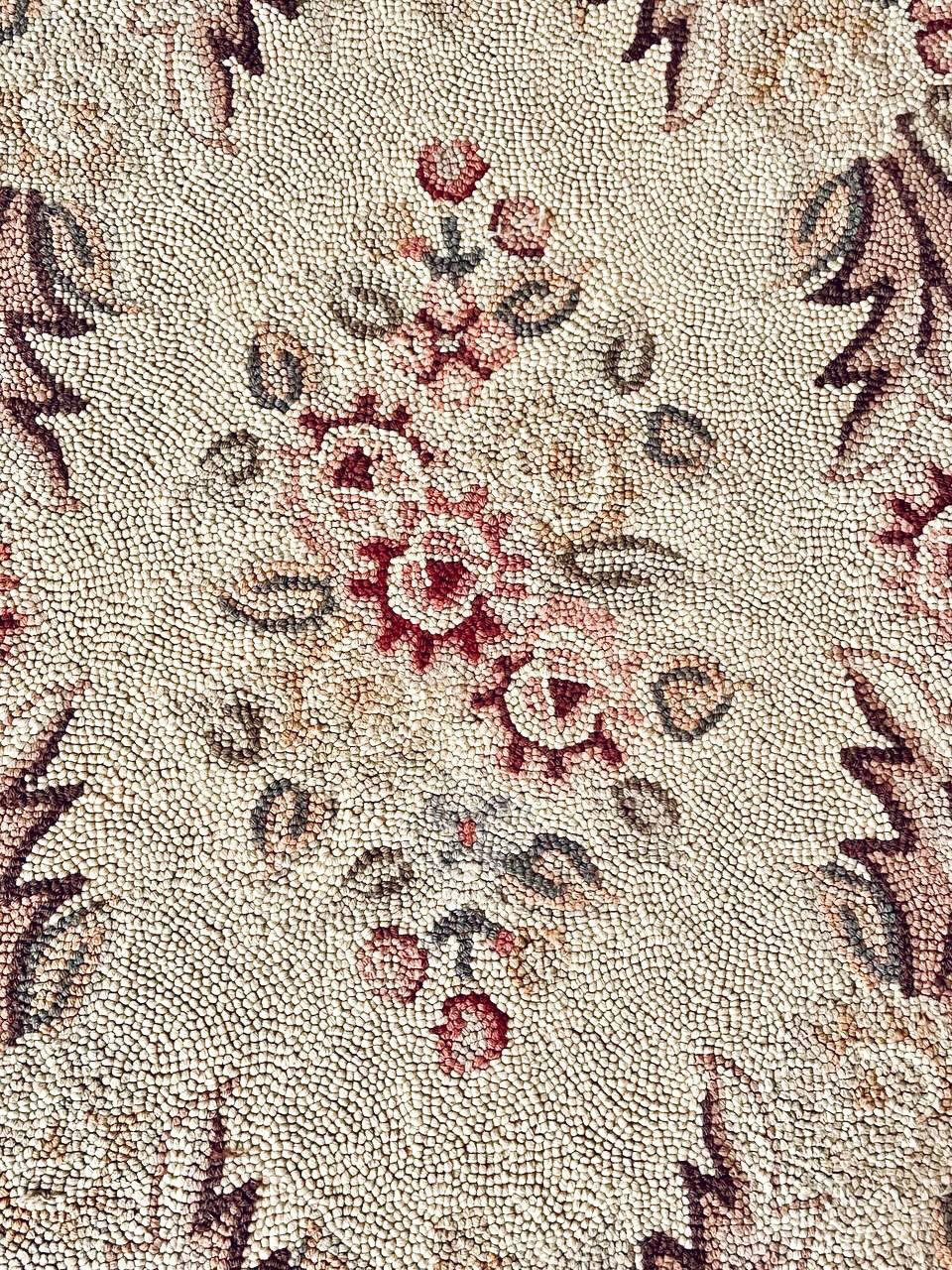 Amerikanischer handgehäkelter Vintage-Blumenteppich im Colonial Revival-Stil im Kolonialstil im Angebot 1
