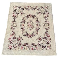 Tappeto floreale vintage americano agganciato a mano in stile Colonial Revival