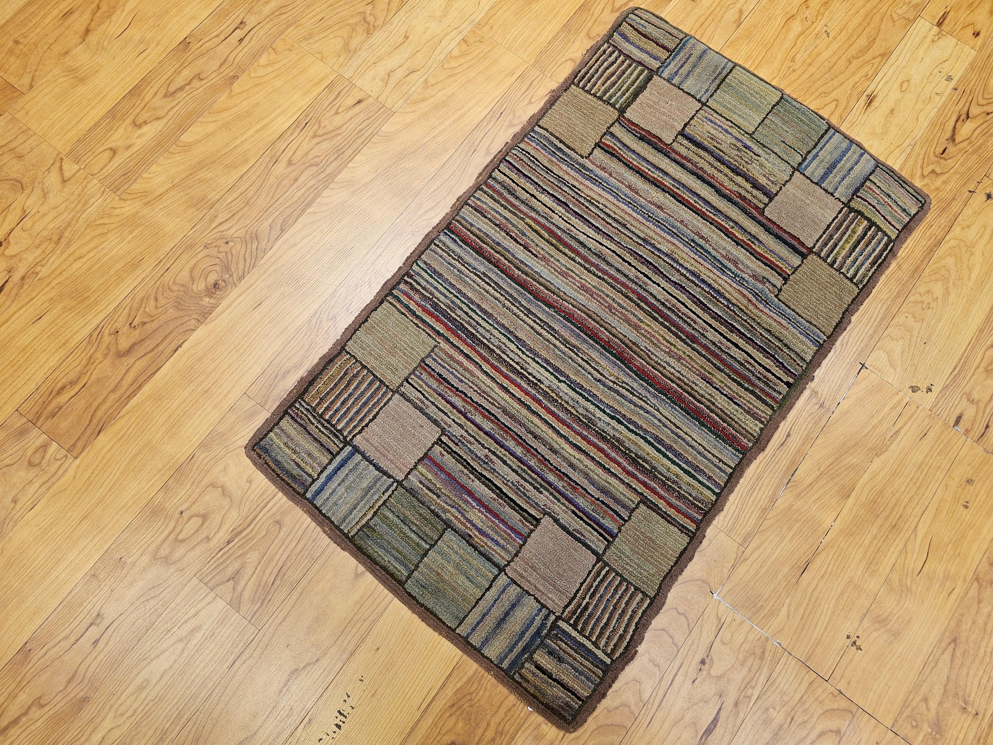 Tapis américain vintage crocheté à la main à motif de rayures en bleu, vert, rouge, taupe en vente 3