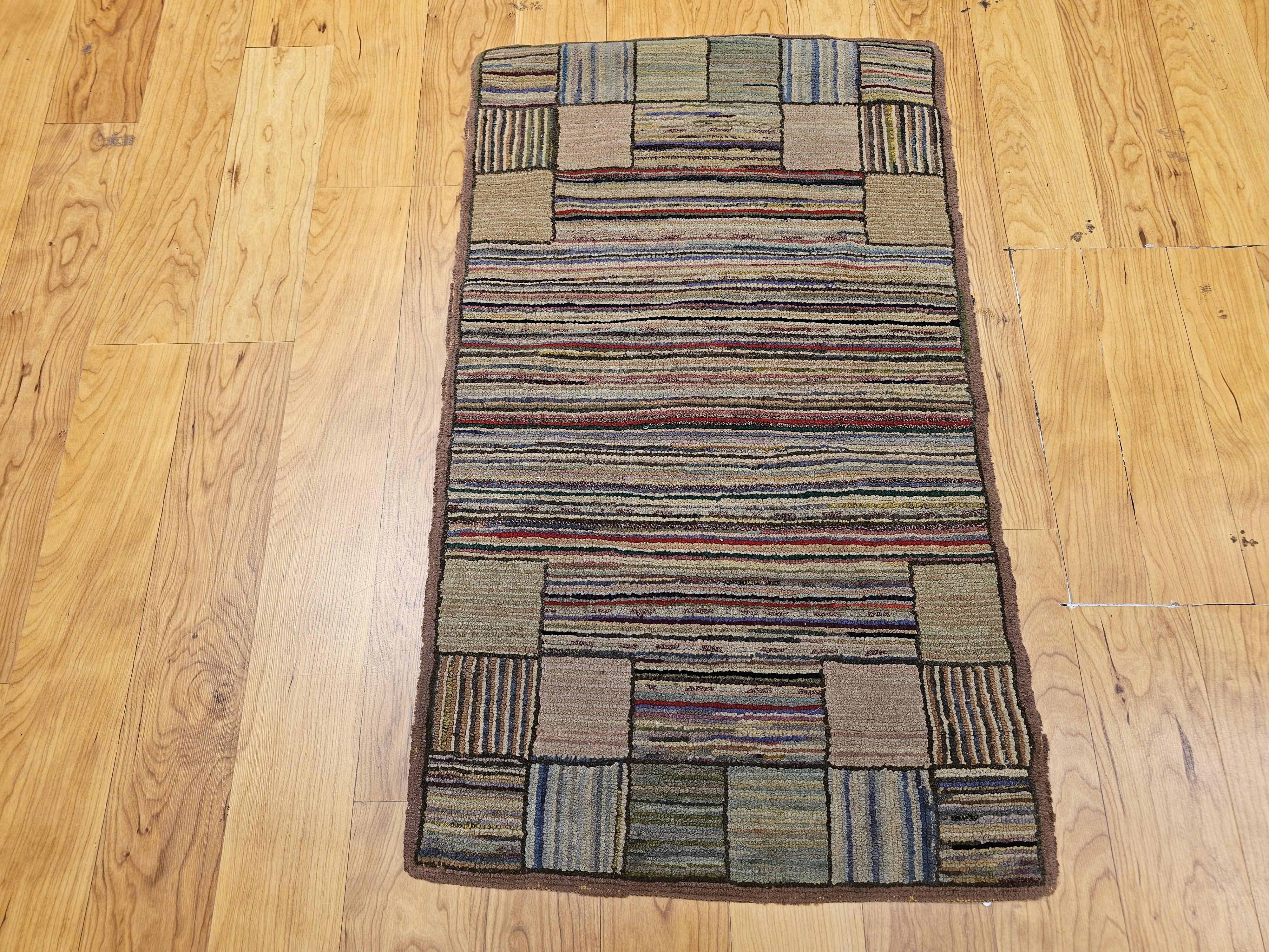 Tapis américain vintage crocheté à la main à motif de rayures en bleu, vert, rouge, taupe en vente 4