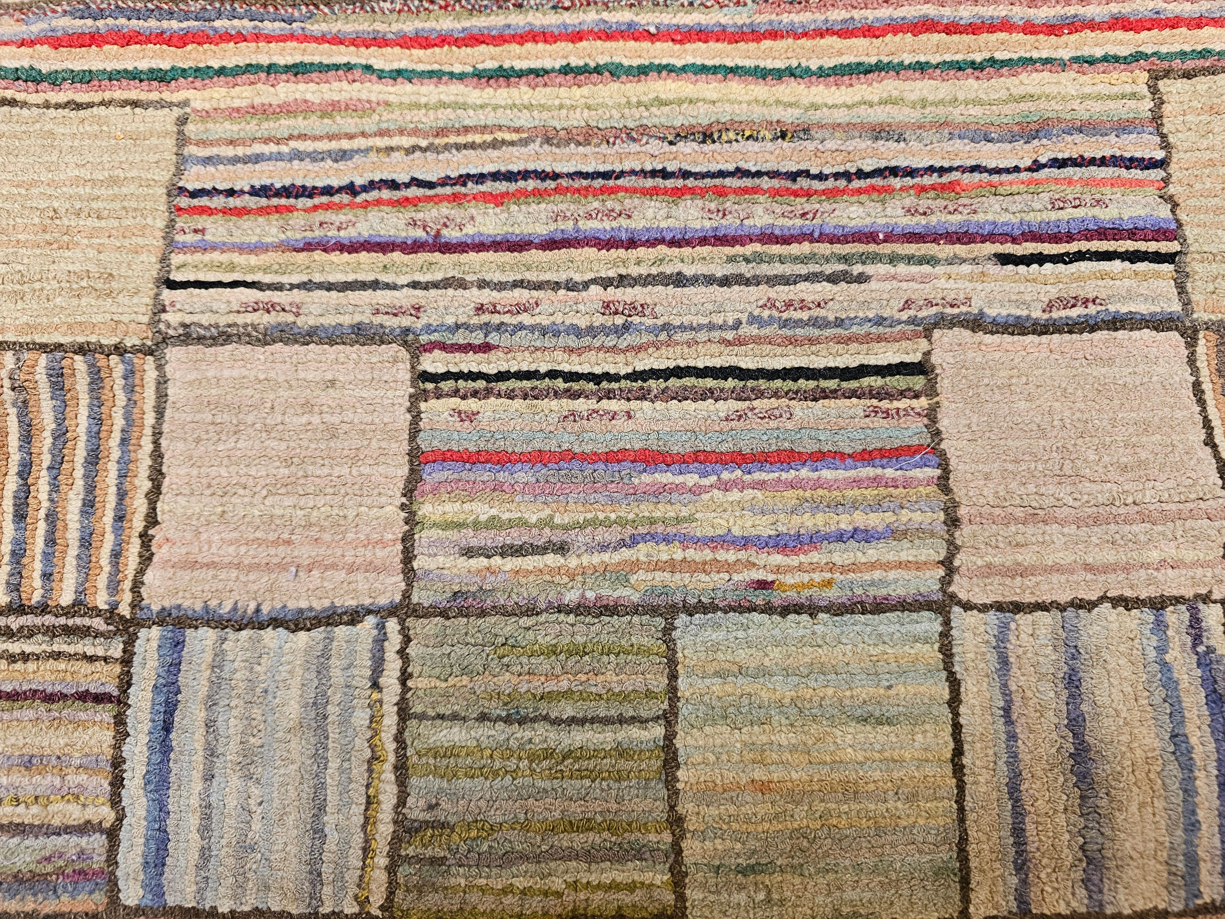 20ième siècle Tapis américain vintage crocheté à la main à motif de rayures en bleu, vert, rouge, taupe en vente
