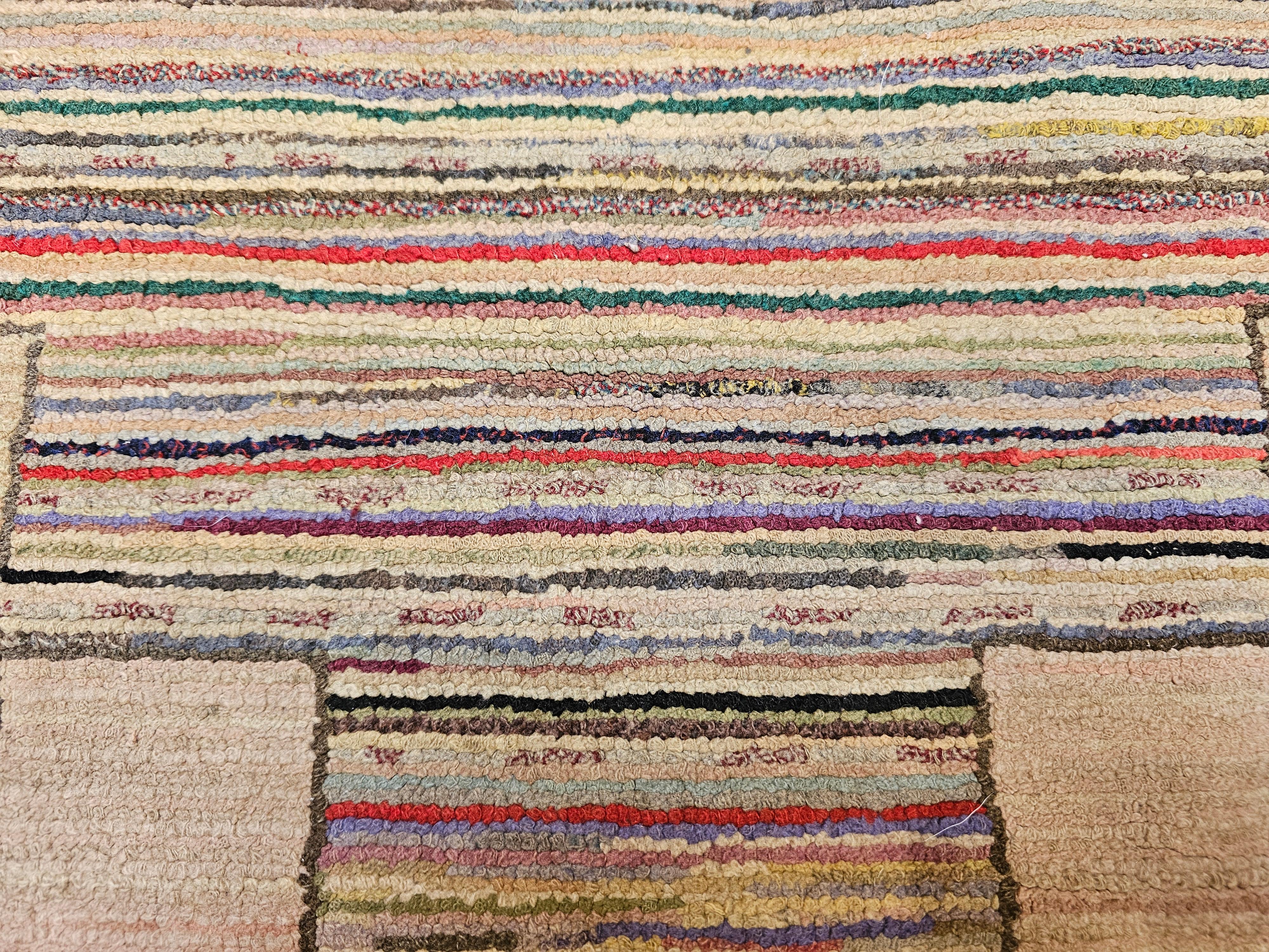 Laine Tapis américain vintage crocheté à la main à motif de rayures en bleu, vert, rouge, taupe en vente