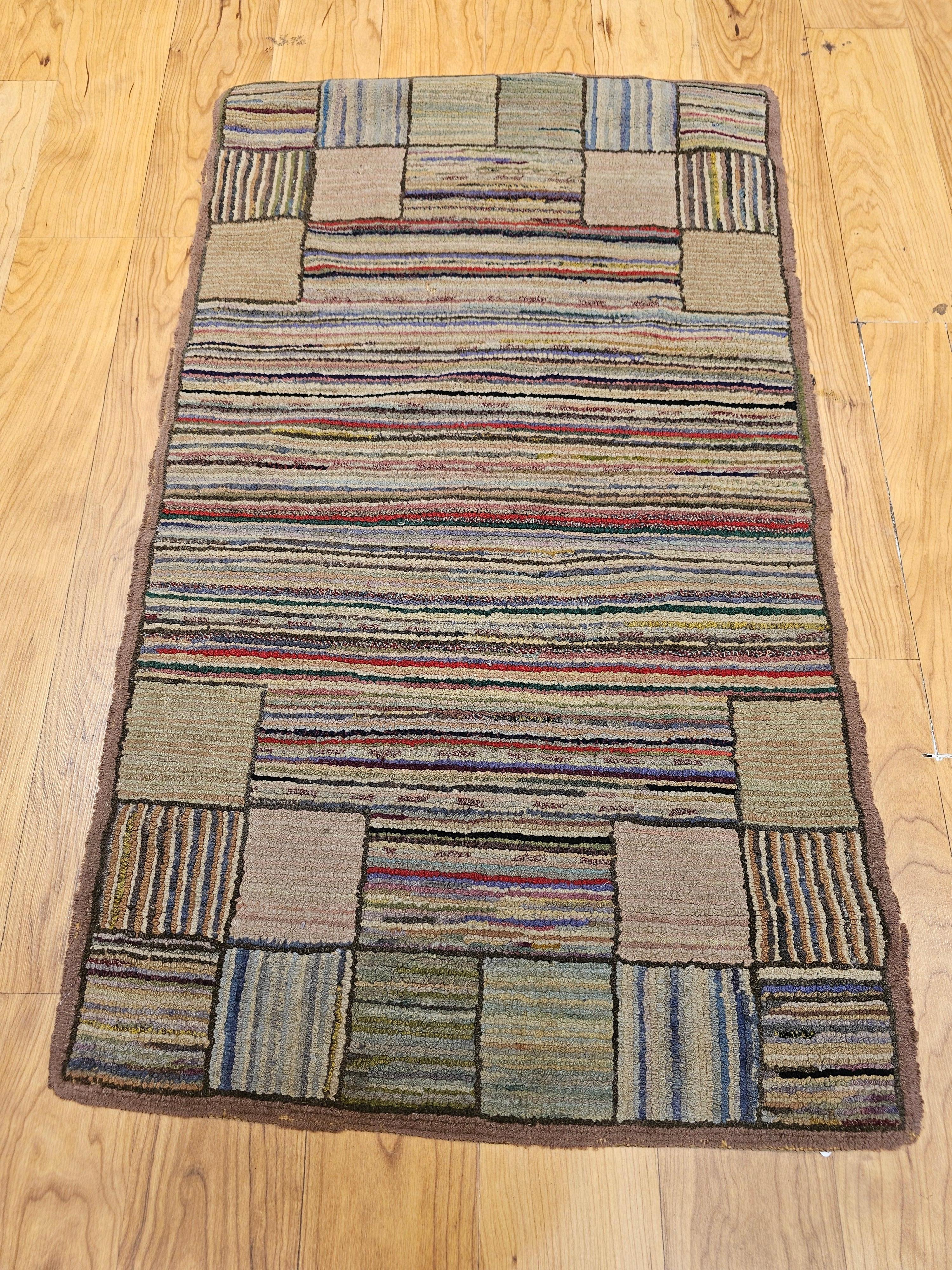 Tapis vintage américain crocheté à la main dans un motif de rayures fabriqué à la main dans le 1er quart des années 1900.  Le site  Les tapis à crochets de la fin du XIXe siècle et du début du XXe siècle sont fabriqués à partir de vieux matériaux