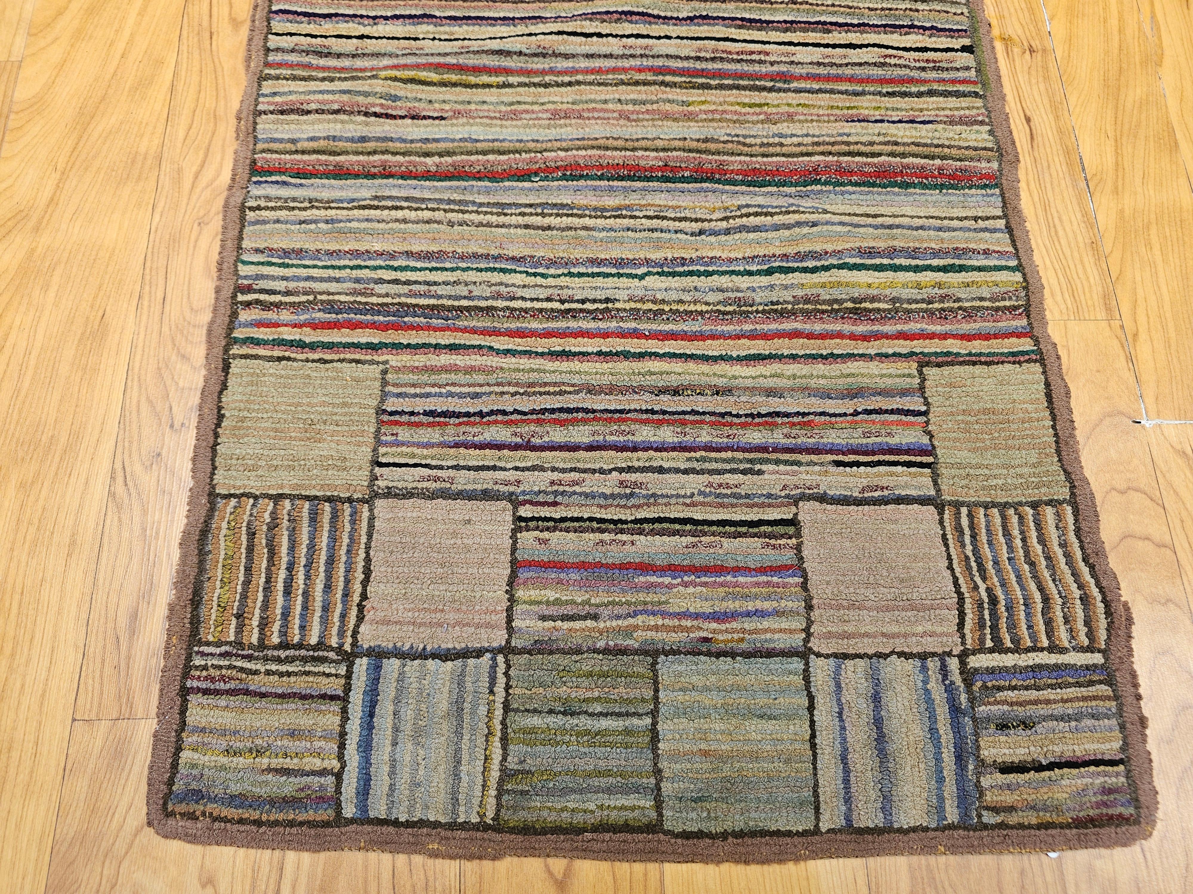 Américain Tapis américain vintage crocheté à la main à motif de rayures en bleu, vert, rouge, taupe en vente