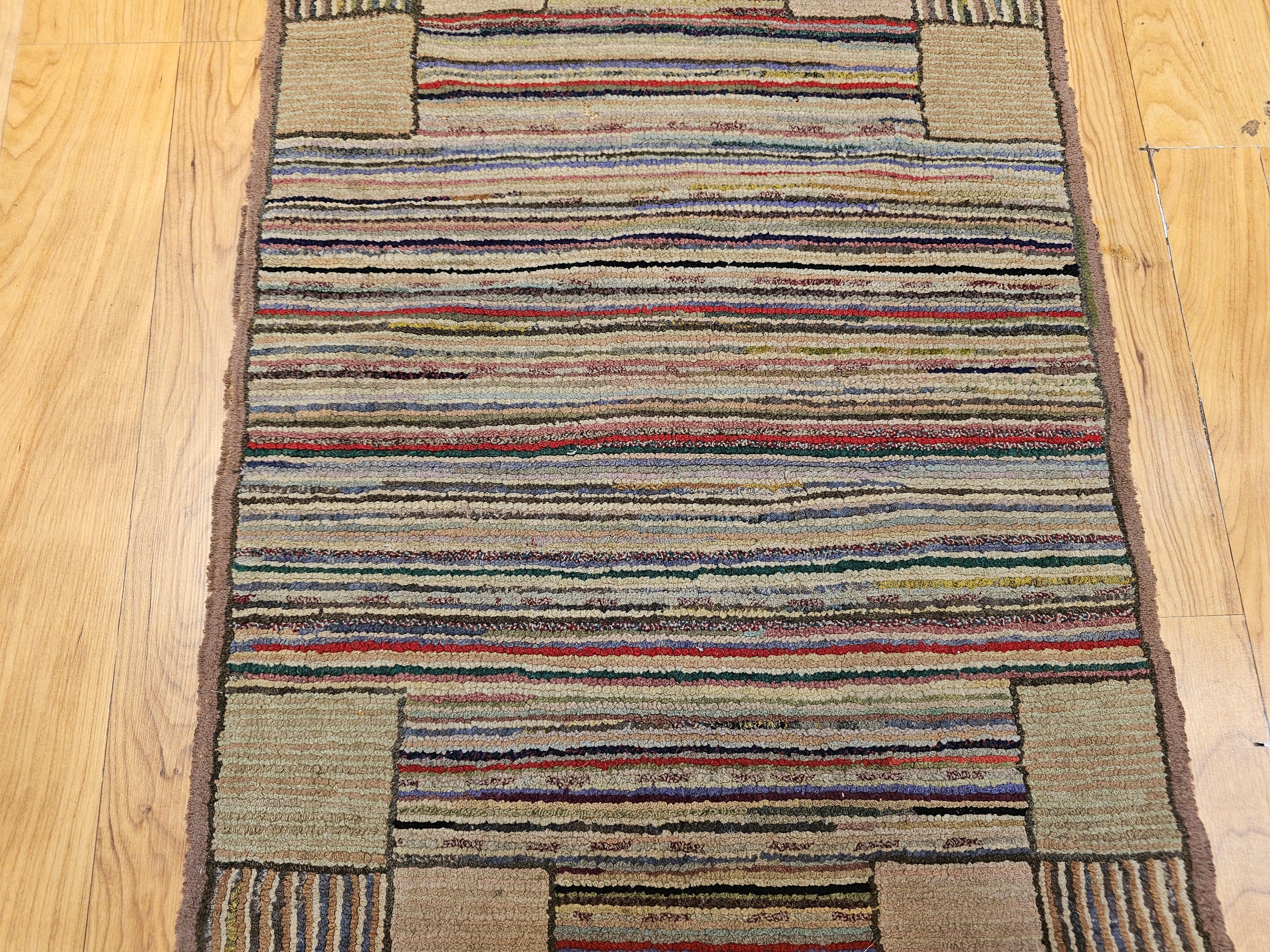 Fait main Tapis américain vintage crocheté à la main à motif de rayures en bleu, vert, rouge, taupe en vente