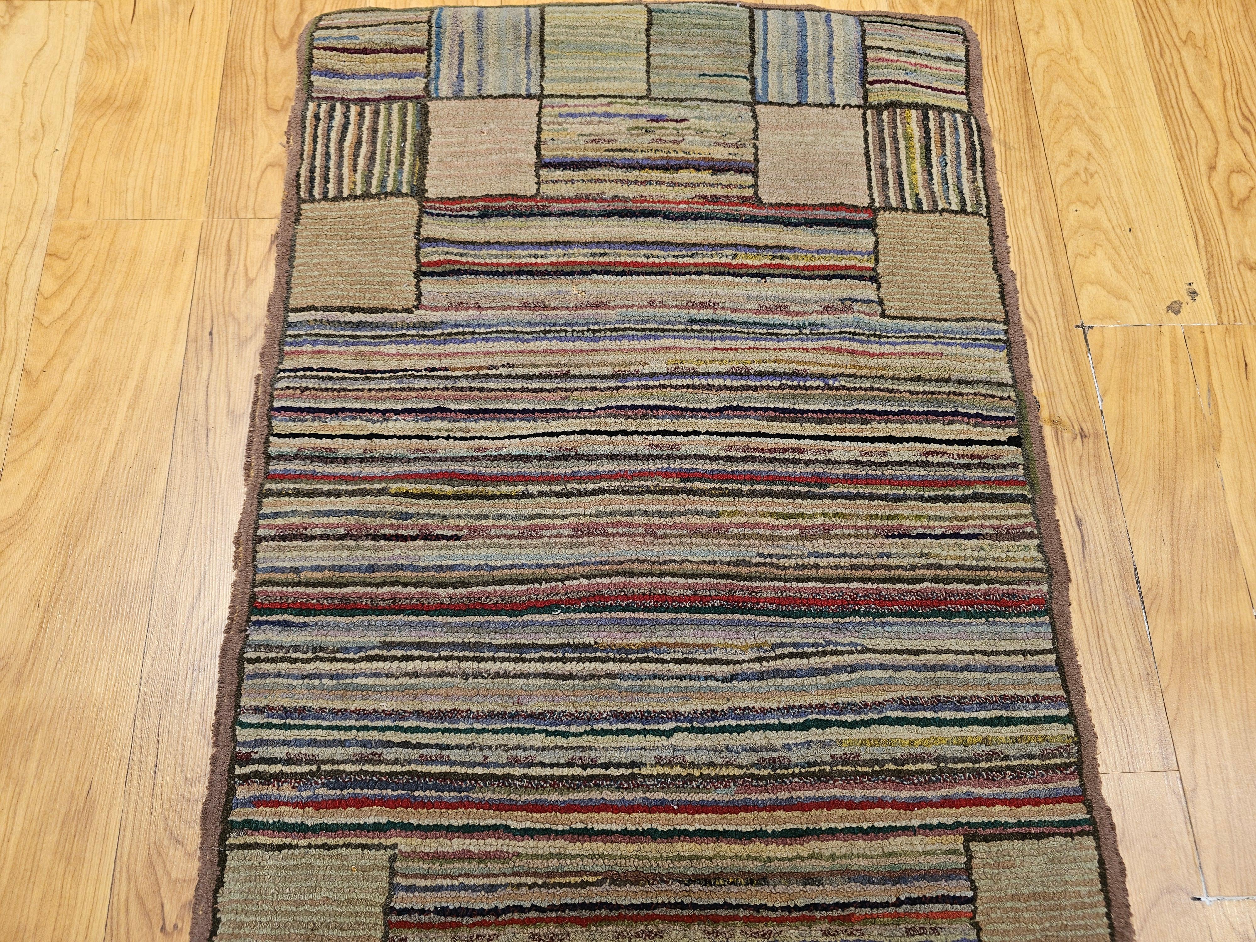 Tapis américain vintage crocheté à la main à motif de rayures en bleu, vert, rouge, taupe Bon état - En vente à Barrington, IL