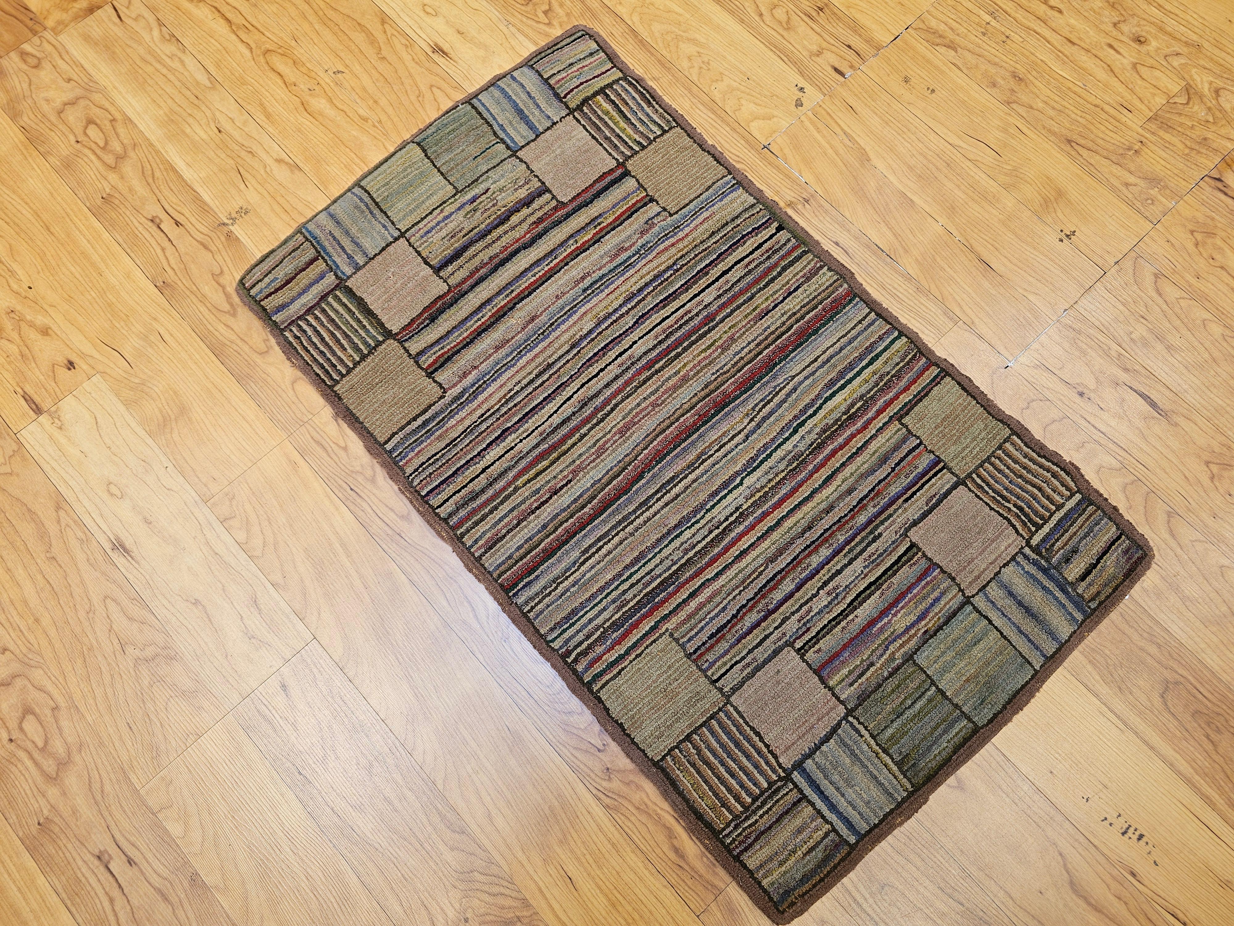 Tapis américain vintage crocheté à la main à motif de rayures en bleu, vert, rouge, taupe en vente 1