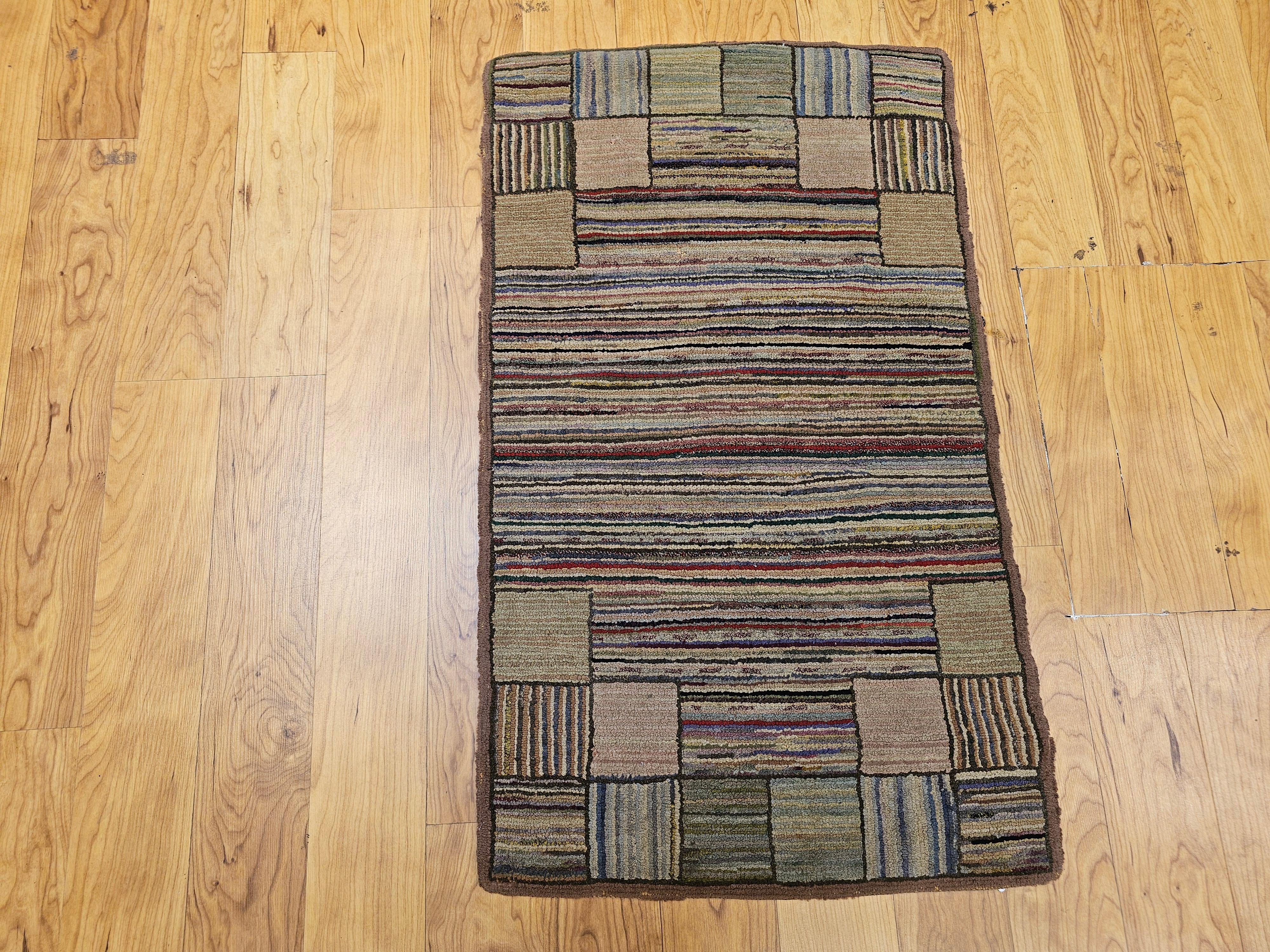 Tapis américain vintage crocheté à la main à motif de rayures en bleu, vert, rouge, taupe en vente 2