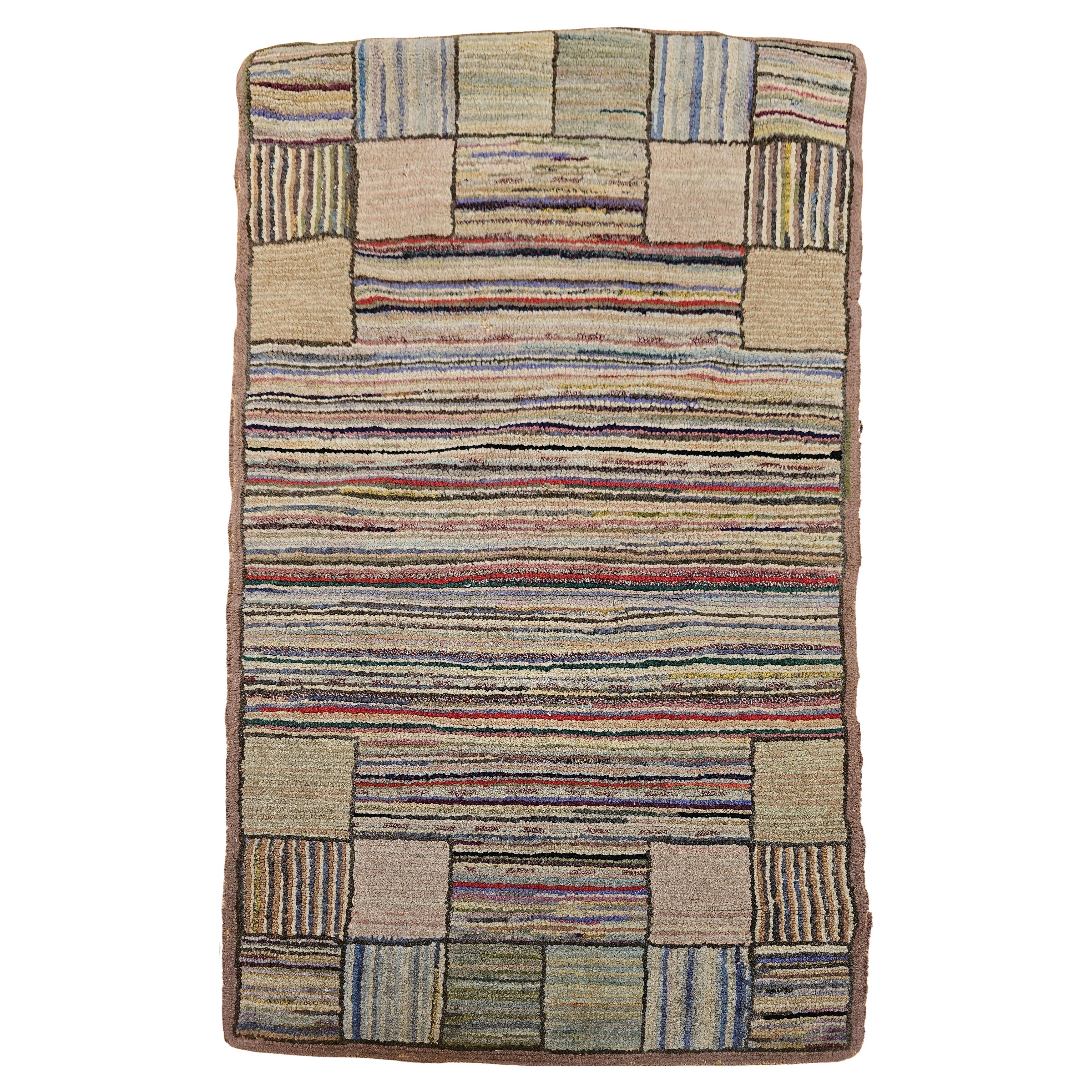 Amerikanischer handgehäkelter Vintage-Teppich mit Kapuze in Blau, Grün, Rot, Taupe mit Streifenmuster