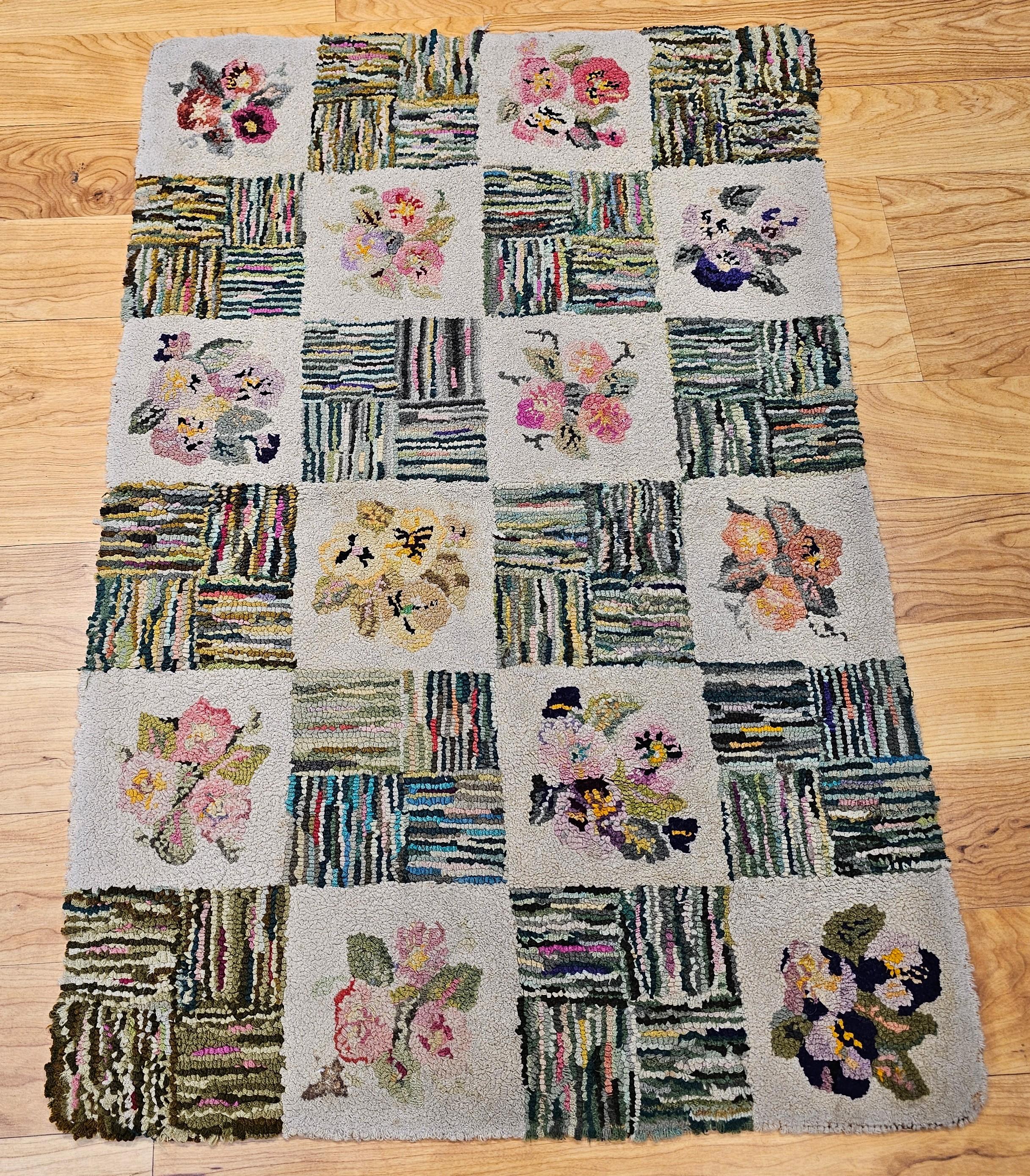 Tappeto vintage americano uncinato a mano con motivo a blocchi risalente all'inizio del XX secolo.  Il design unico e bellissimo di questo tappeto vintage ad uncinetto folk art consiste in un disegno a blocchi di 4 x 6, ognuno dei quali contiene un