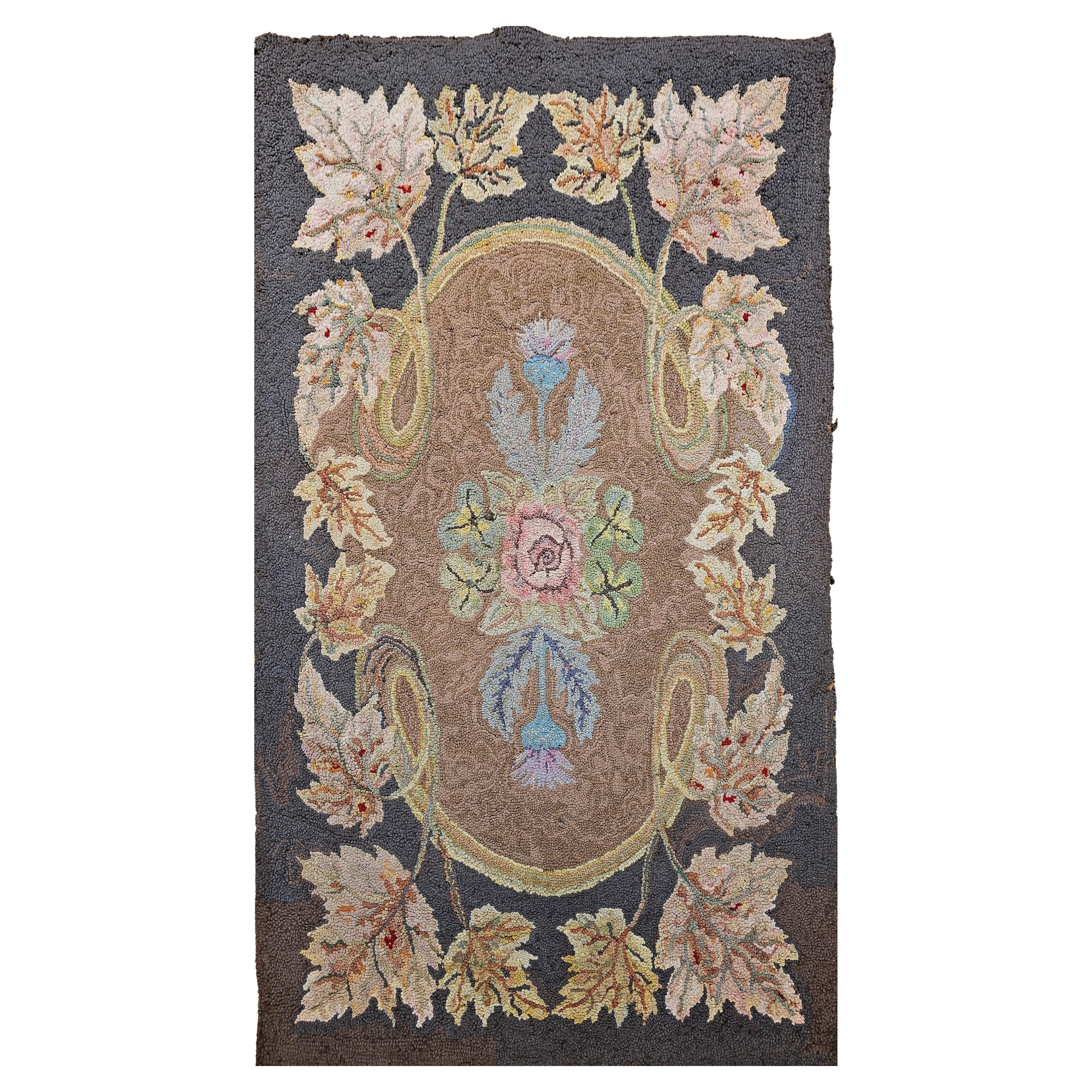 Tappeto vintage americano agganciato a mano con motivo floreale in avorio, verde, grigio