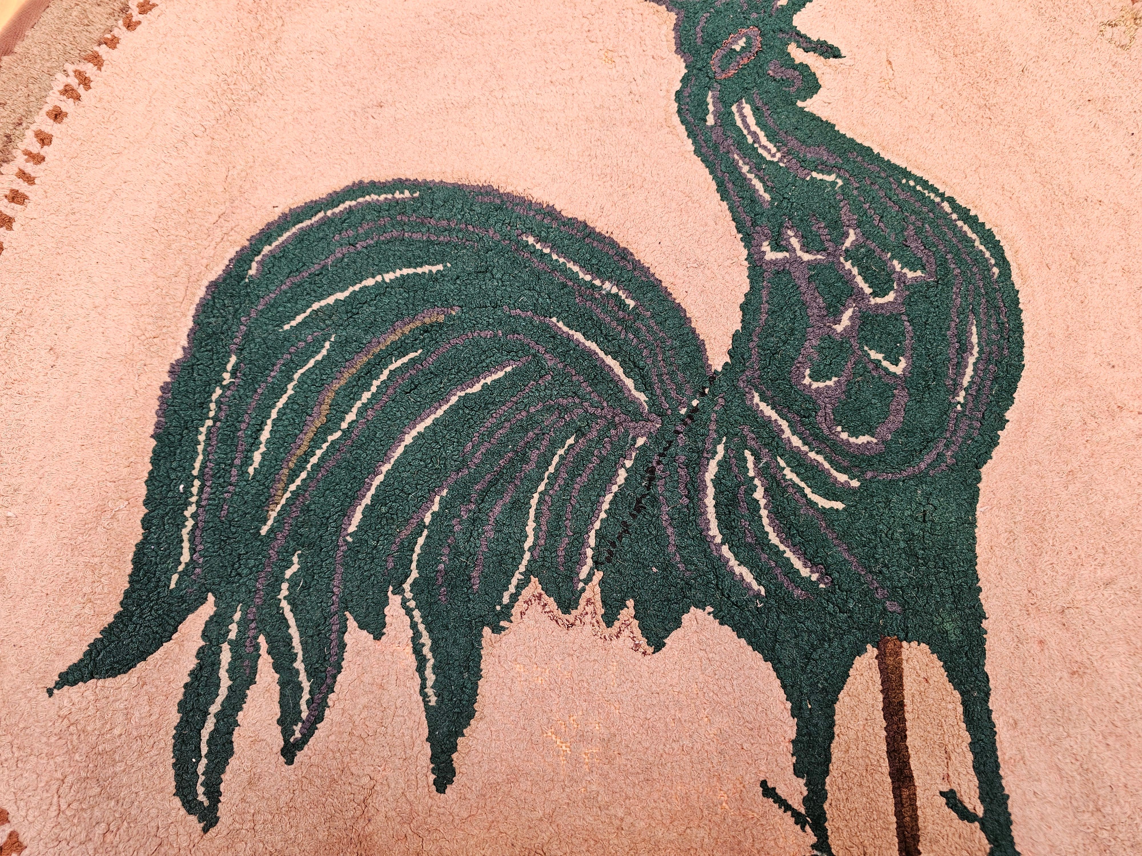 Vintage American Hand Hooked Rug in Rooster Pattern in Grün, Brown, Khaki (20. Jahrhundert) im Angebot