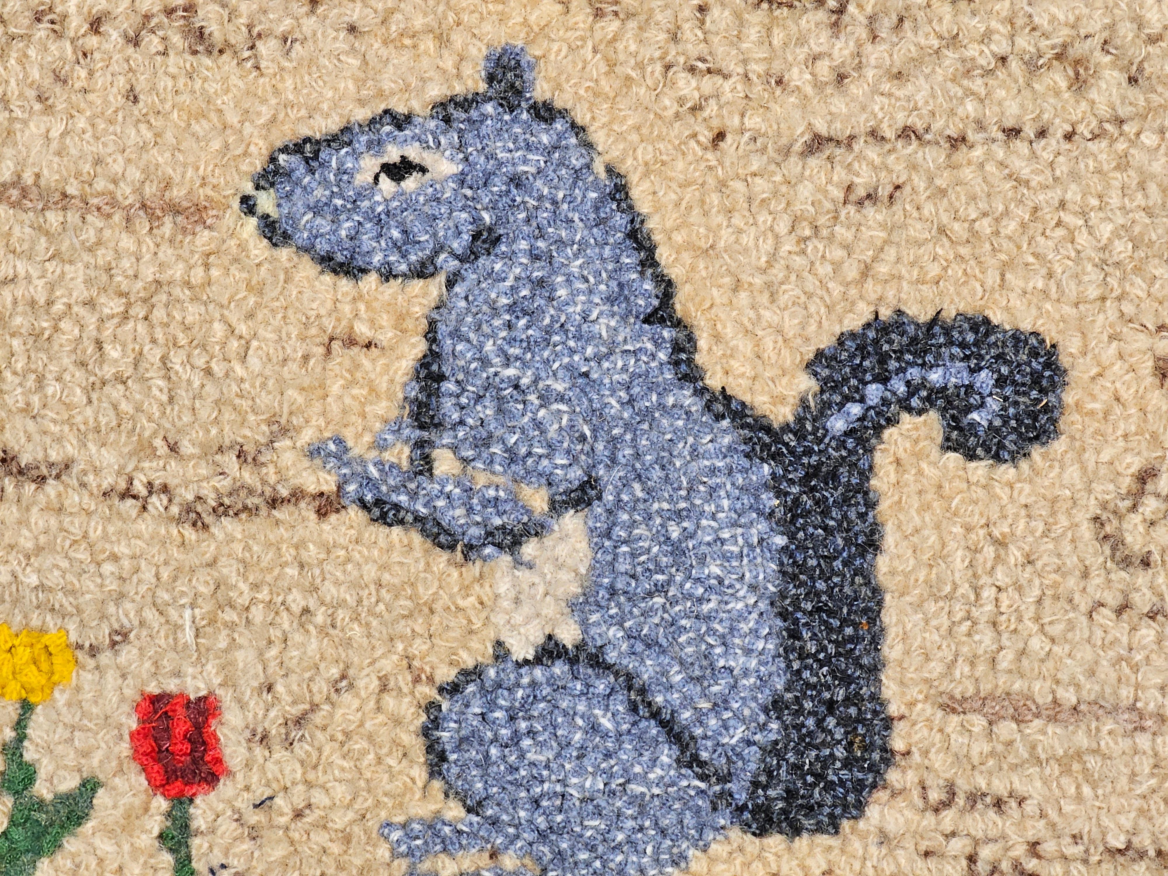 Amerikanischer hand Kapuzenteppich im Vintage-Stil mit stehendem Eichhörnchen in Lavendel, Khaki (Handgefertigt) im Angebot