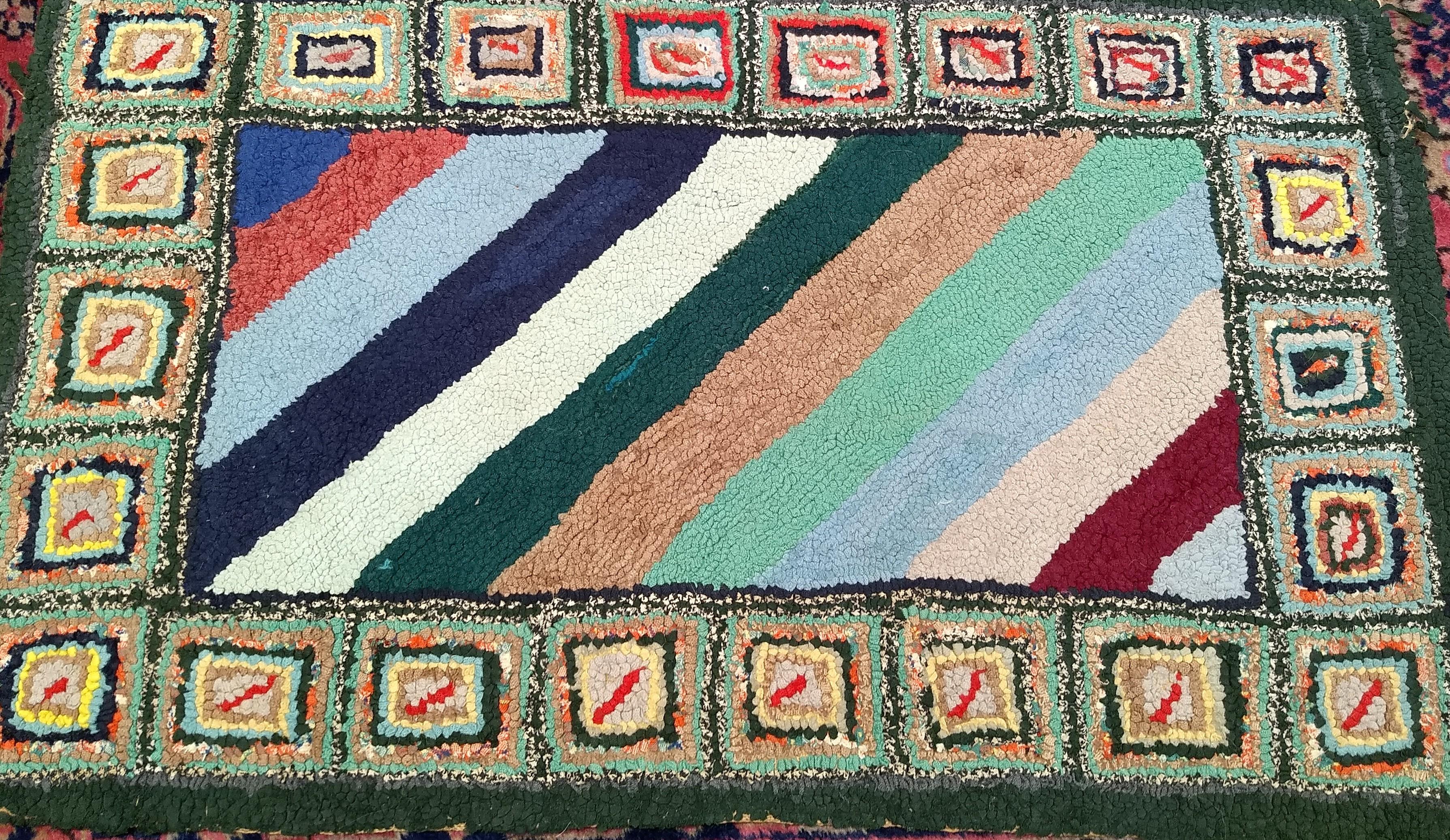 Amerikanischer handgehäkelter Vintage-Teppich mit Streifenmuster als Wandteppich im Angebot 3