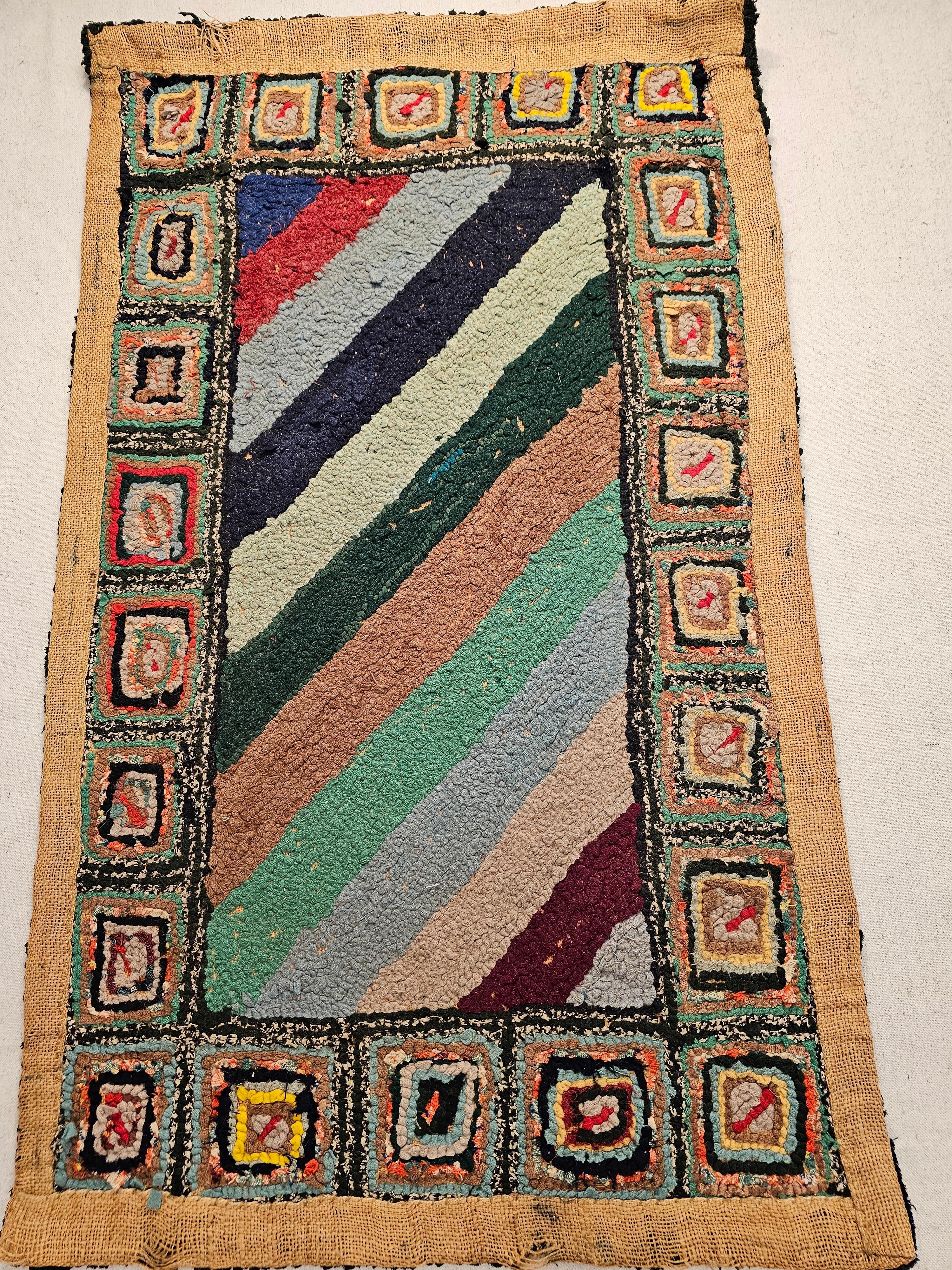 Amerikanischer handgehäkelter Vintage-Teppich mit Streifenmuster als Wandteppich im Angebot 5
