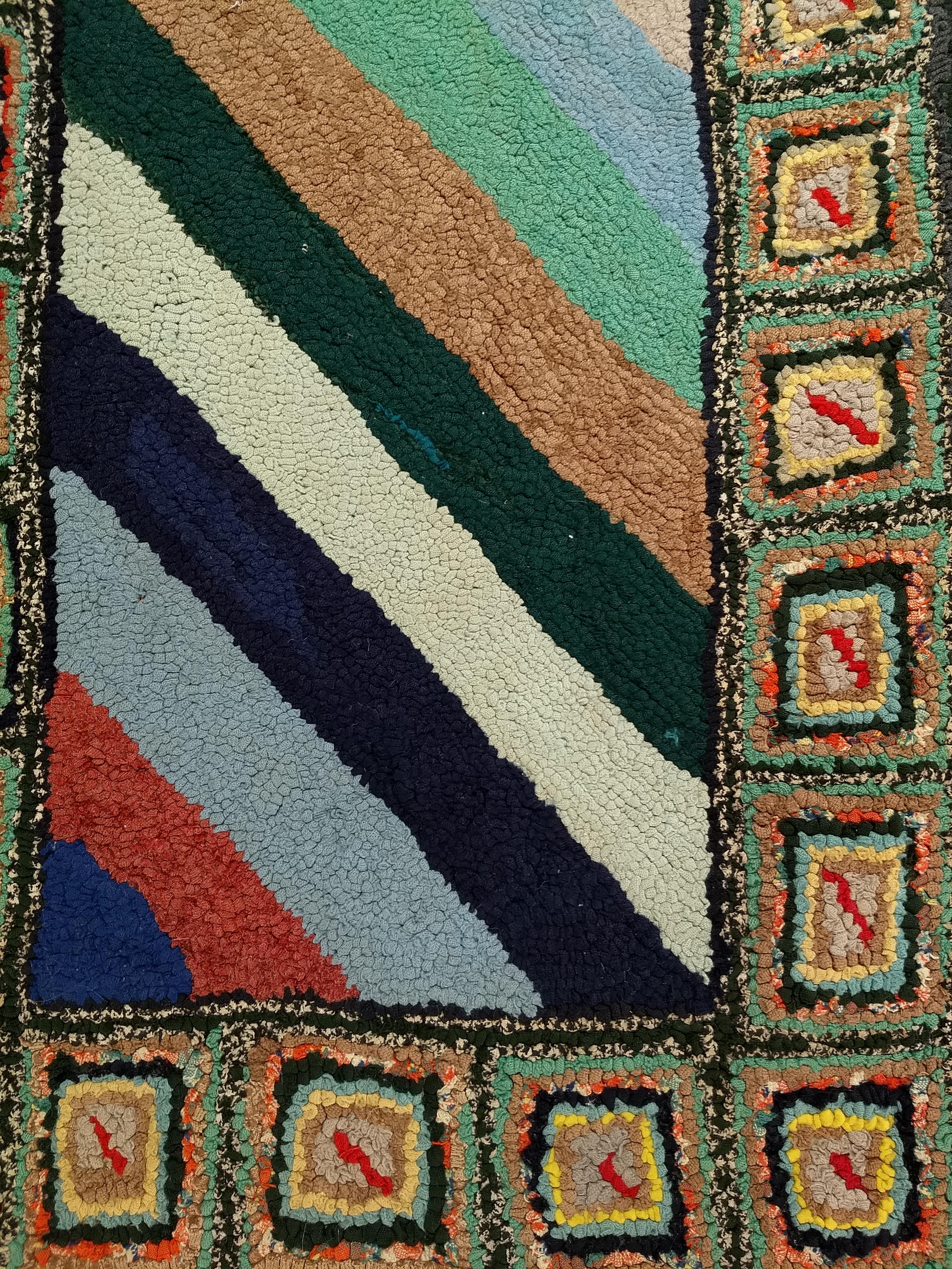 Amerikanischer handgehäkelter Vintage-Teppich mit Streifenmuster als Wandteppich (Handgefertigt) im Angebot