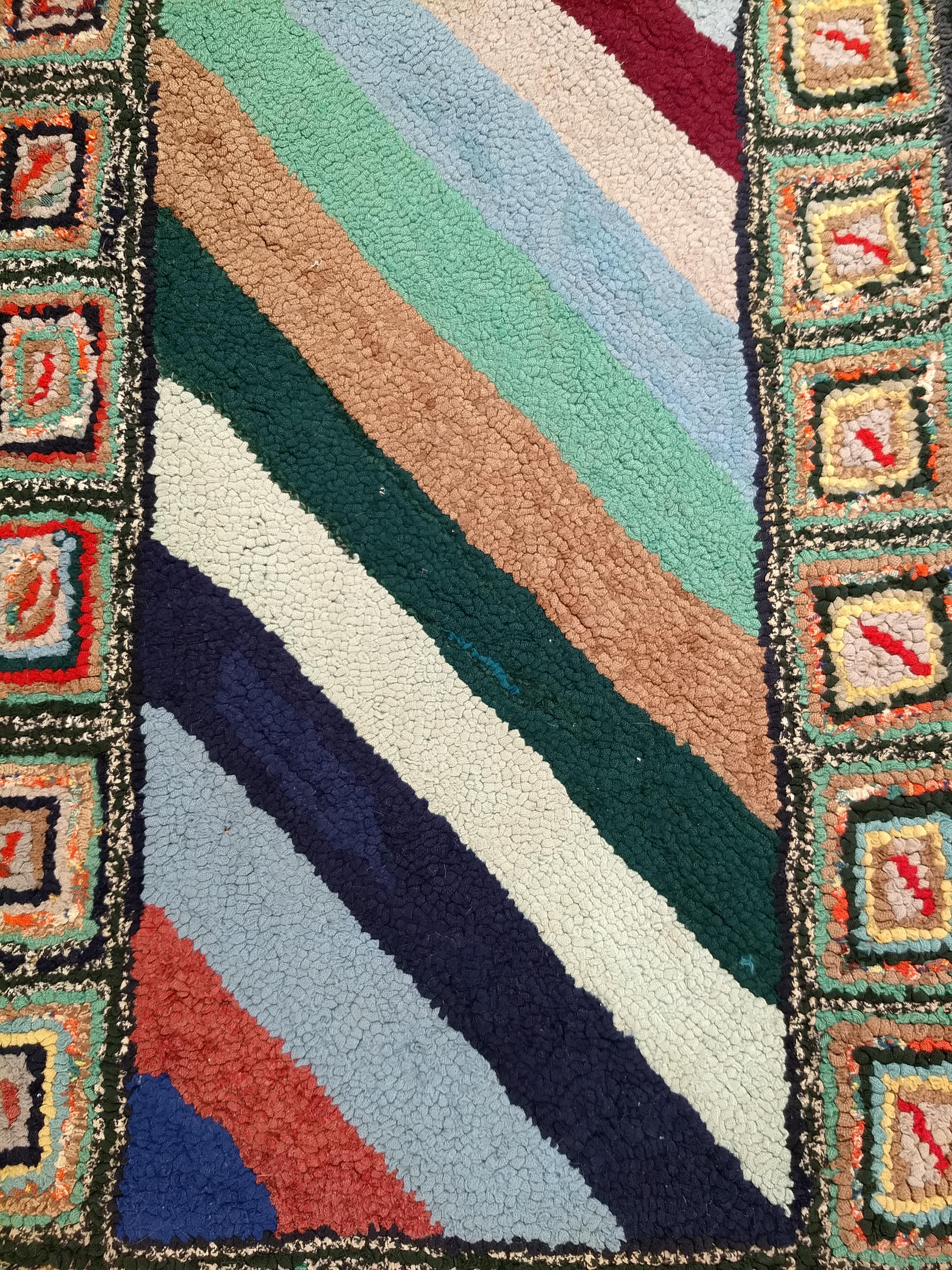 Amerikanischer handgehäkelter Vintage-Teppich mit Streifenmuster als Wandteppich im Zustand „Gut“ im Angebot in Barrington, IL