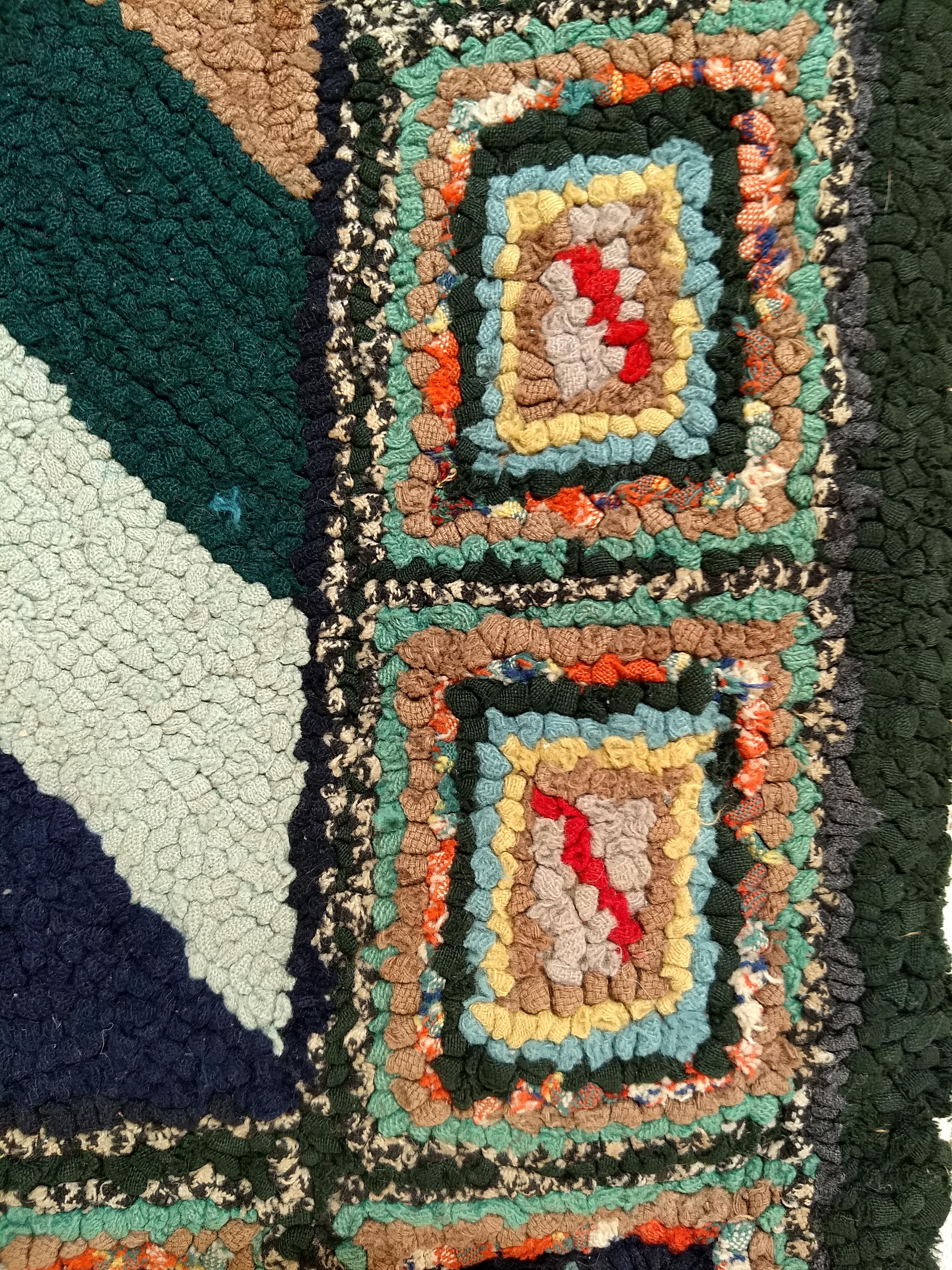 Amerikanischer handgehäkelter Vintage-Teppich mit Streifenmuster als Wandteppich (Spätes 19. Jahrhundert) im Angebot