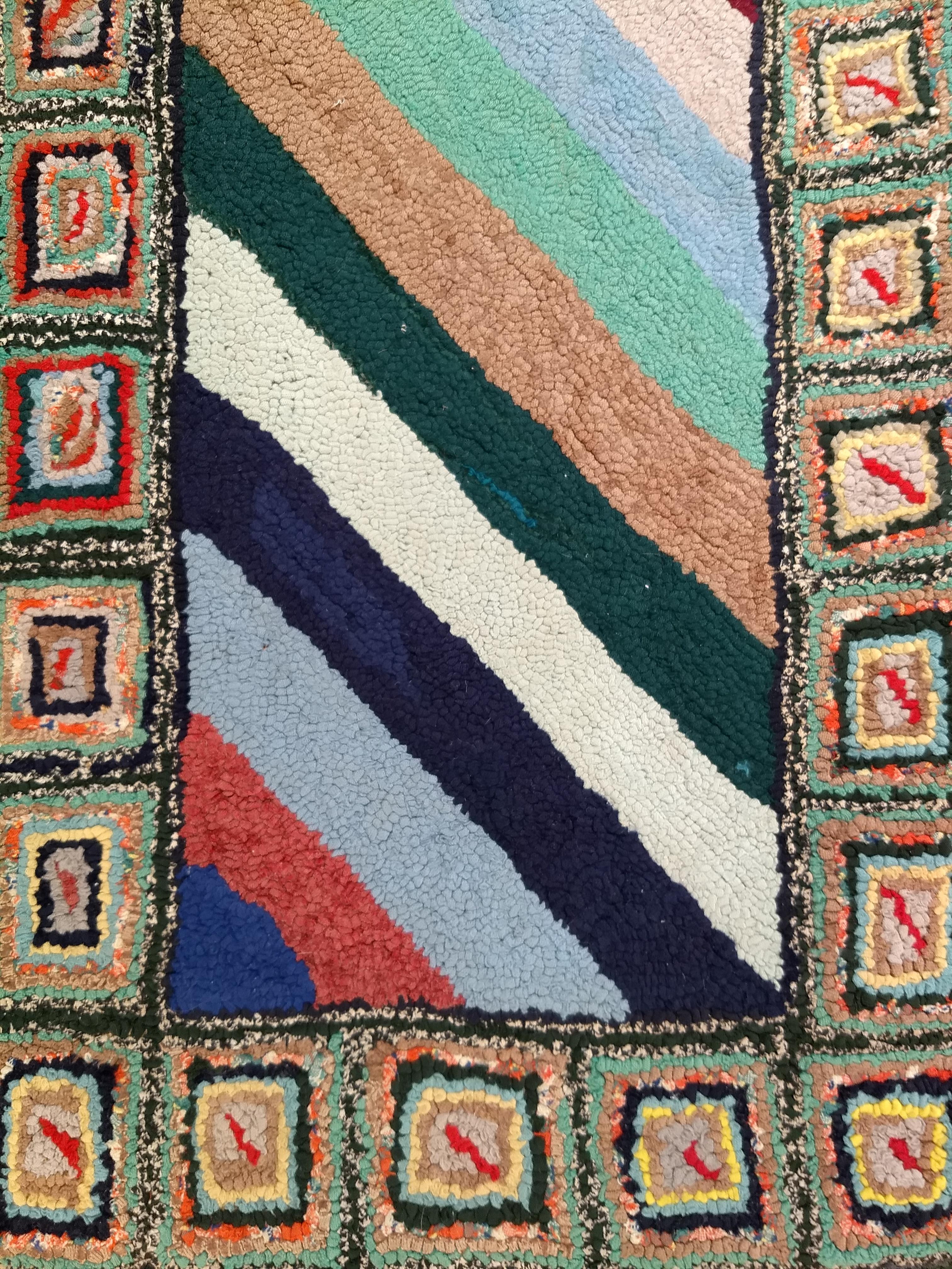 Amerikanischer handgehäkelter Vintage-Teppich mit Streifenmuster als Wandteppich (Wolle) im Angebot