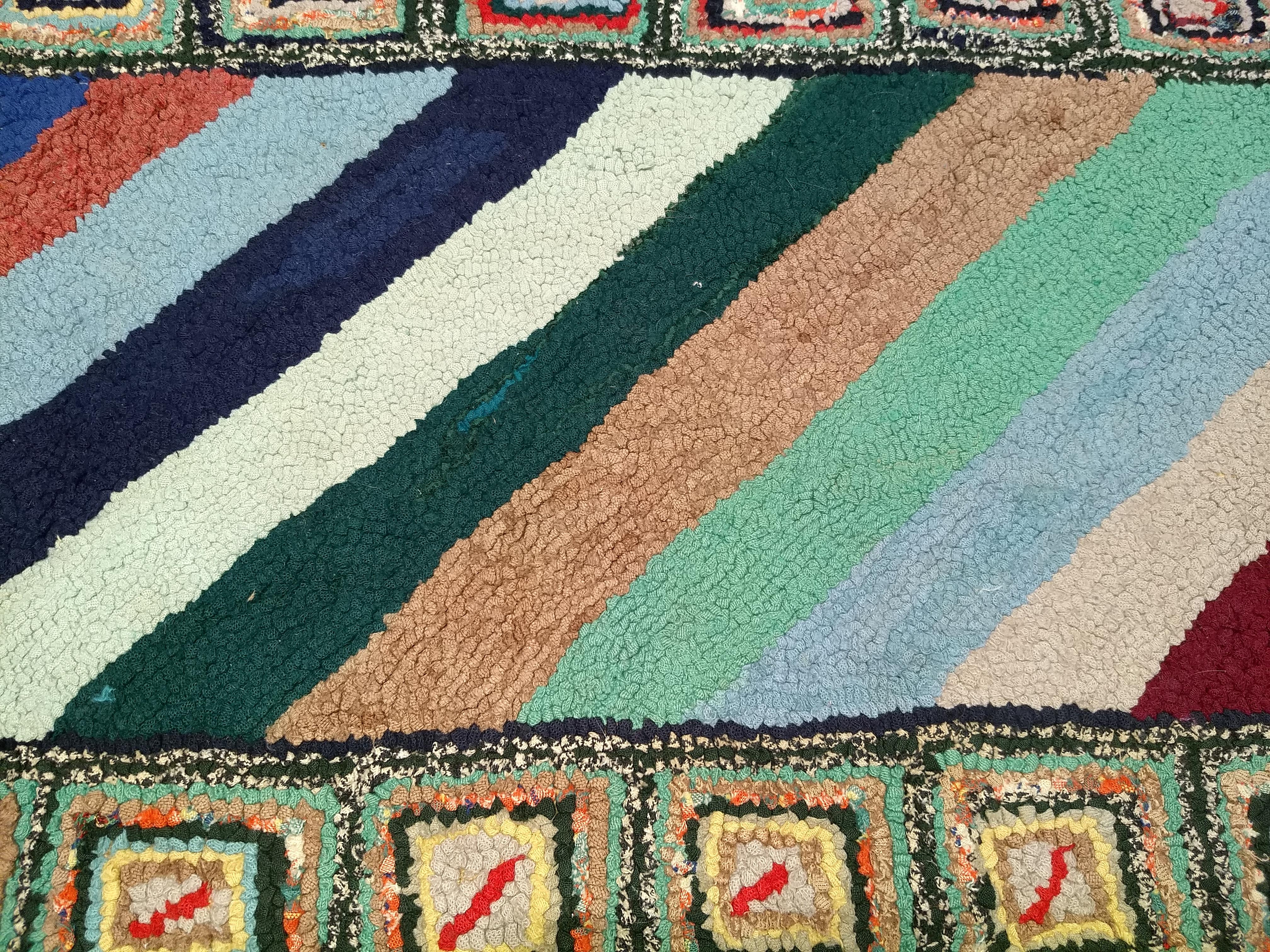 Amerikanischer handgehäkelter Vintage-Teppich mit Streifenmuster als Wandteppich im Angebot 1
