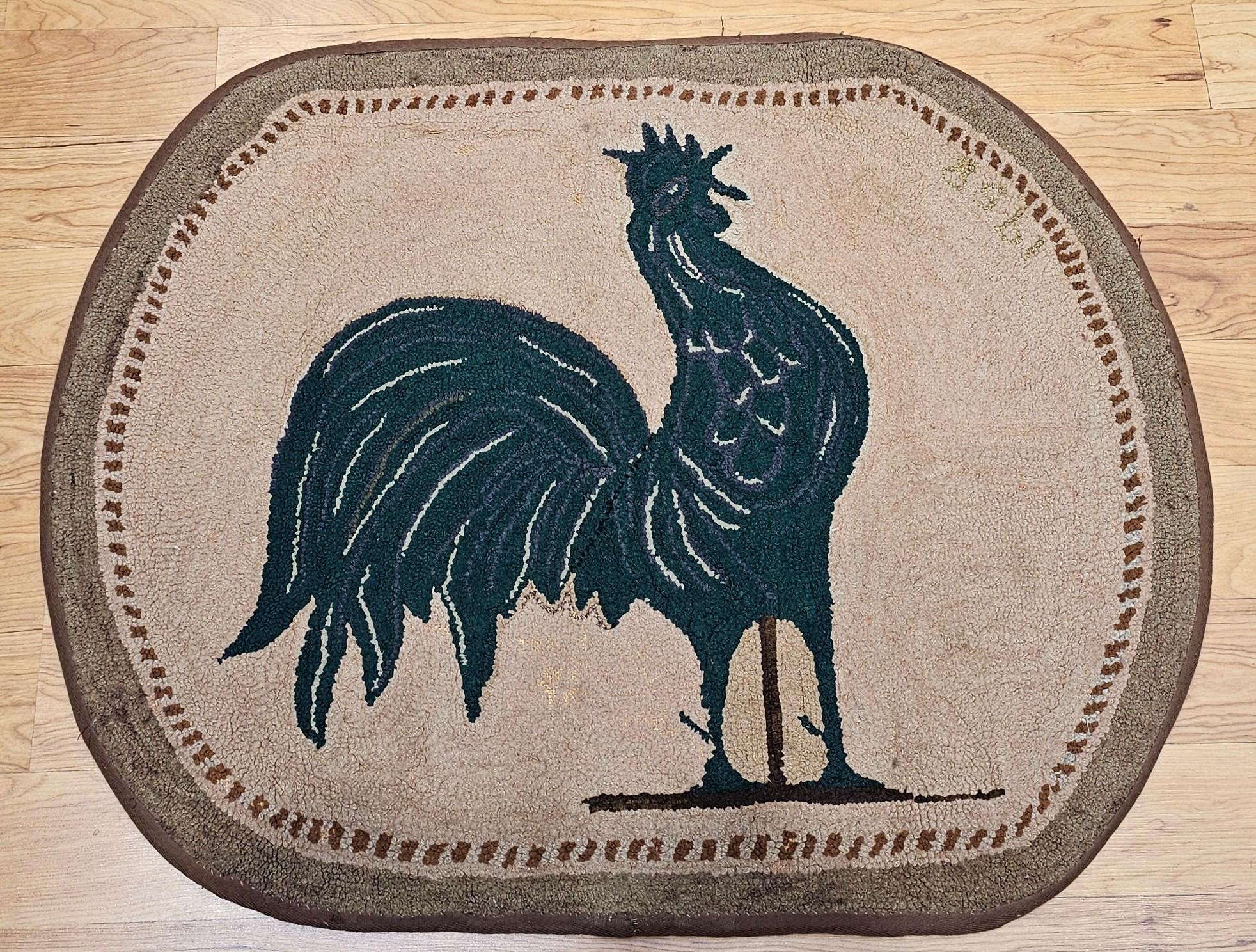 Amerikanischer Vintage-Handteppich mit einer wunderschönen Darstellung eines Hahns, der stolz steht und kräht, in Grün-, Braun- und Weizenfarben.  Der Teppich hat ein reizvolles Design und Farben in einem großartigen Zustand.    Der Teppich ist mit