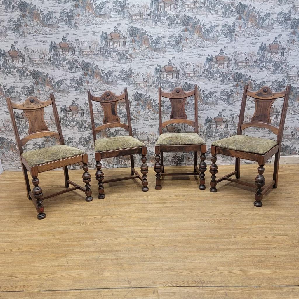 Vintage American Hardwood Dining Table and Chairs, Set of 5  In Good Condition For Sale In Chicago, IL