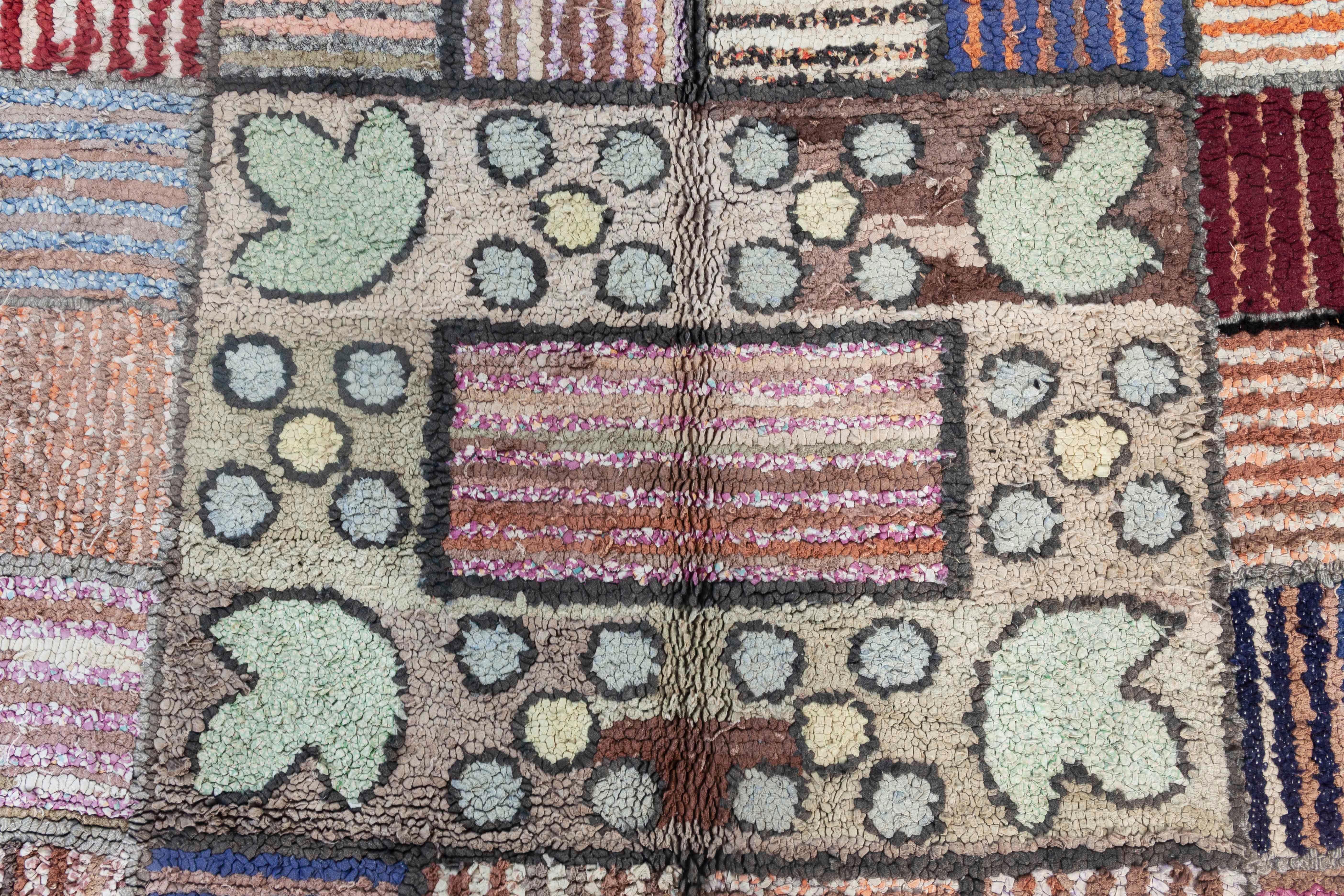 Vintage American Hooked rug.
Size: 8'0