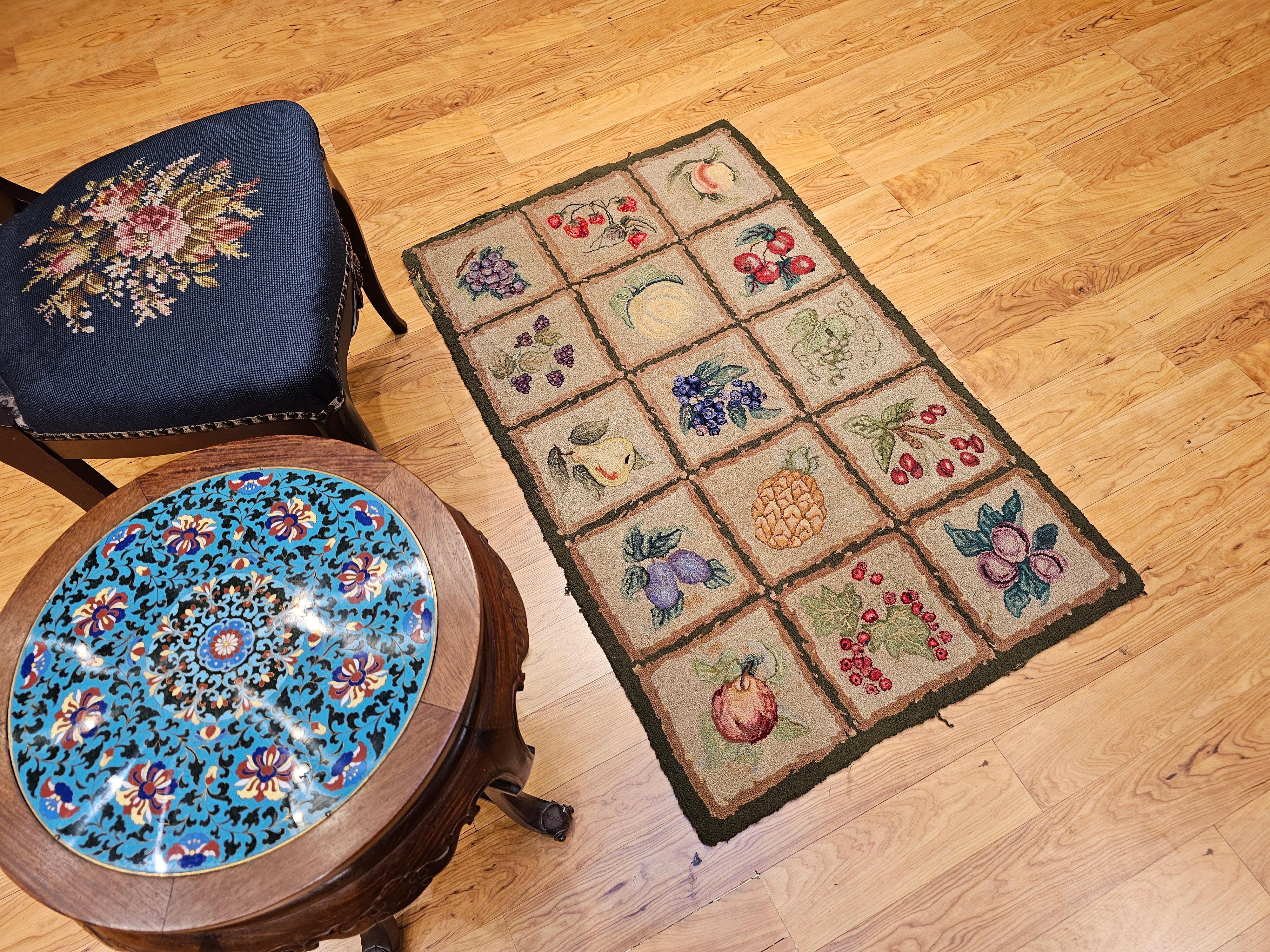 Vintage American Hooked Rug in Fruit Blocks Pattern im Angebot 5