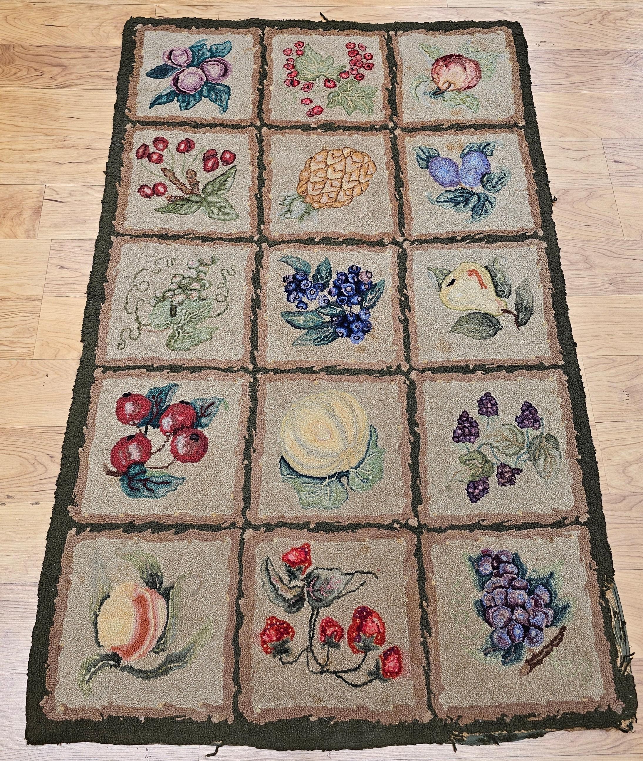 Amerikanischer Vintage-Handknüpfteppich mit Fruchtblockmuster aus dem frühen 20.  Das einzigartige und wunderschöne Design dieses Vintage-Volkskunst-Knüpfteppichs besteht aus einem 5 x 3 Blockmuster, das jeweils das Design einer anderen Frucht
