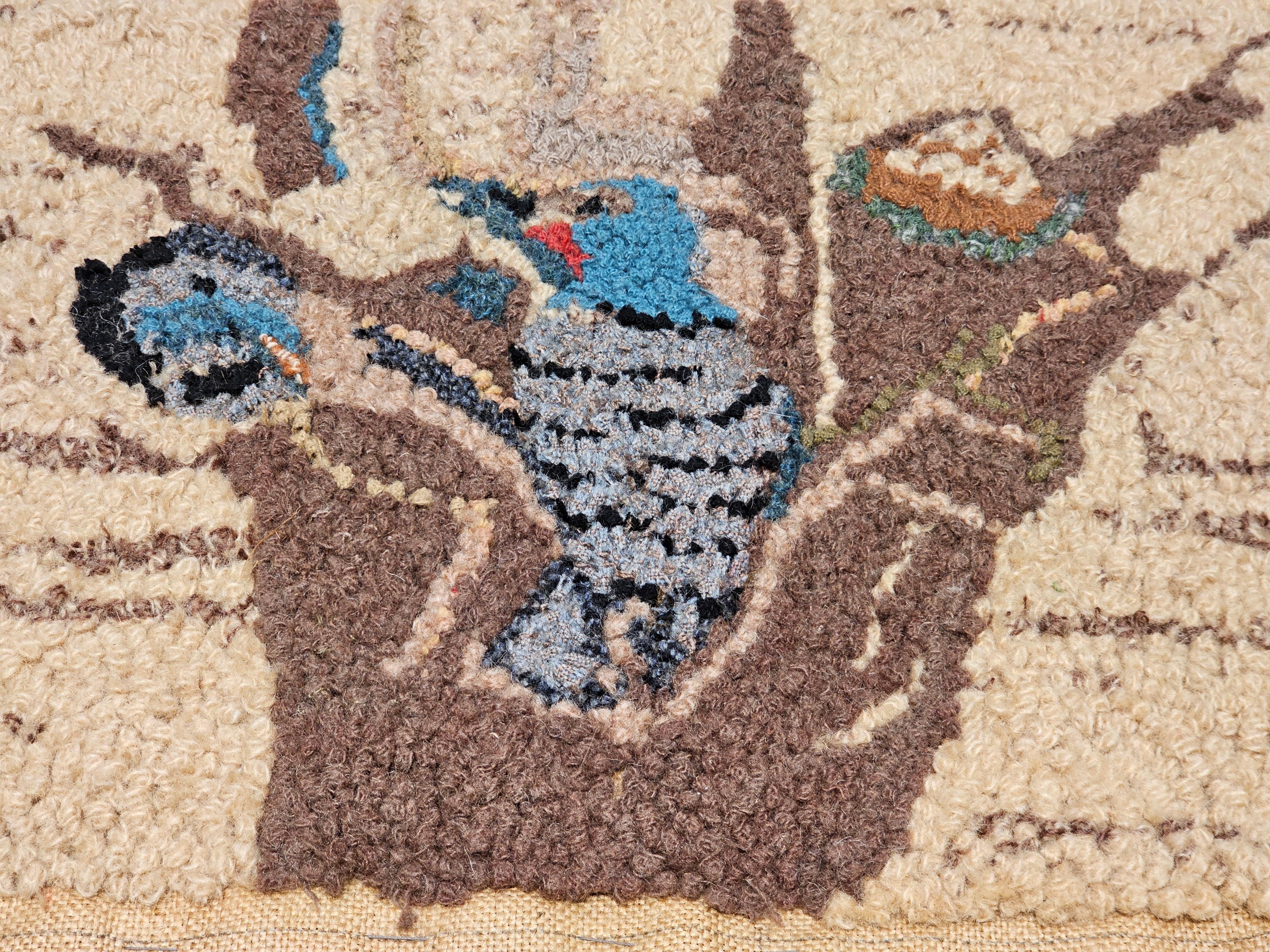 Vintage American Hooked Rug of Birds in Tree Nest in Lavendel, Brown, Blau, Rot (amerikanisch) im Angebot