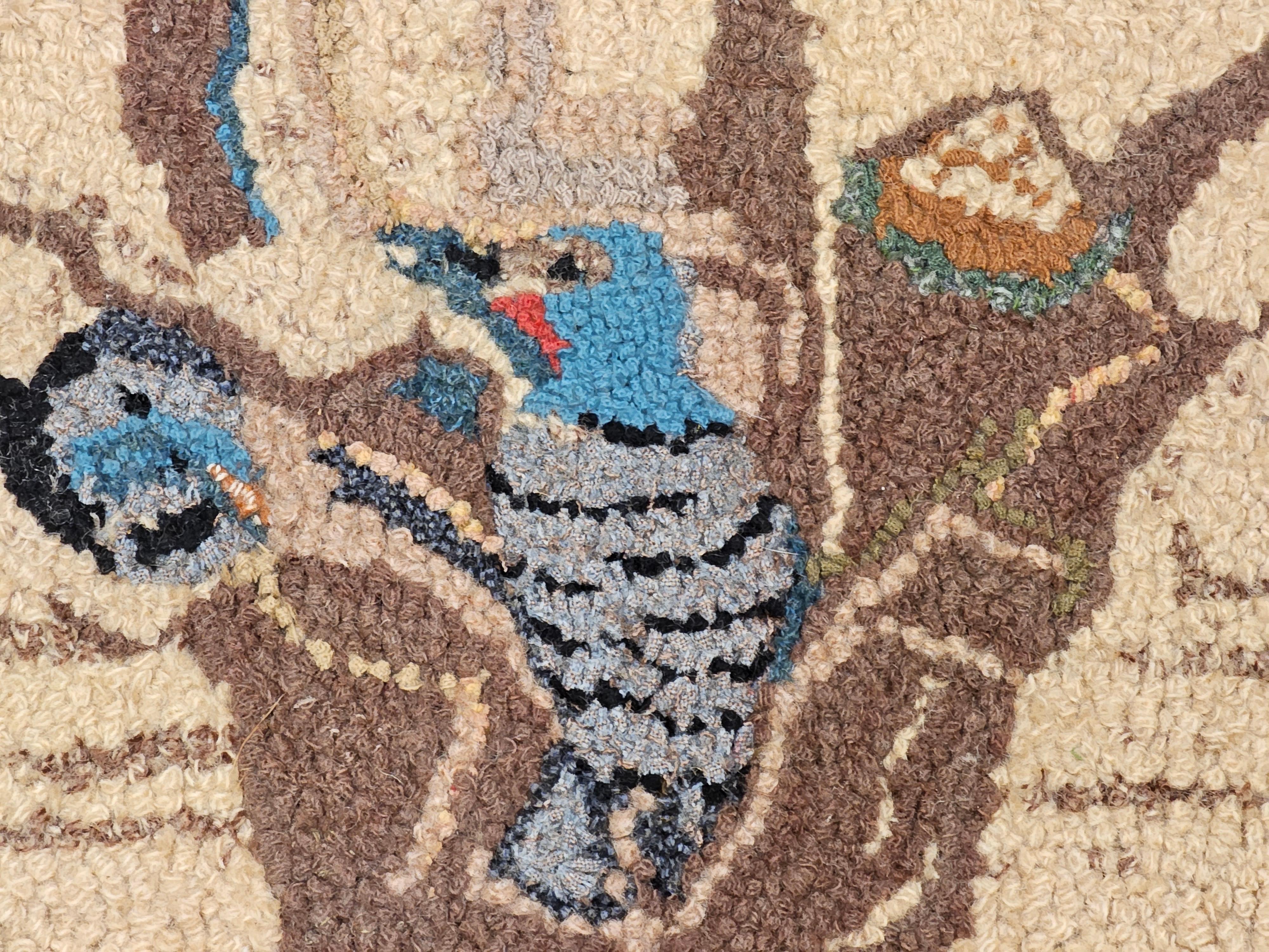 Vintage American Hooked Rug of Birds in Tree Nest in Lavendel, Brown, Blau, Rot (20. Jahrhundert) im Angebot