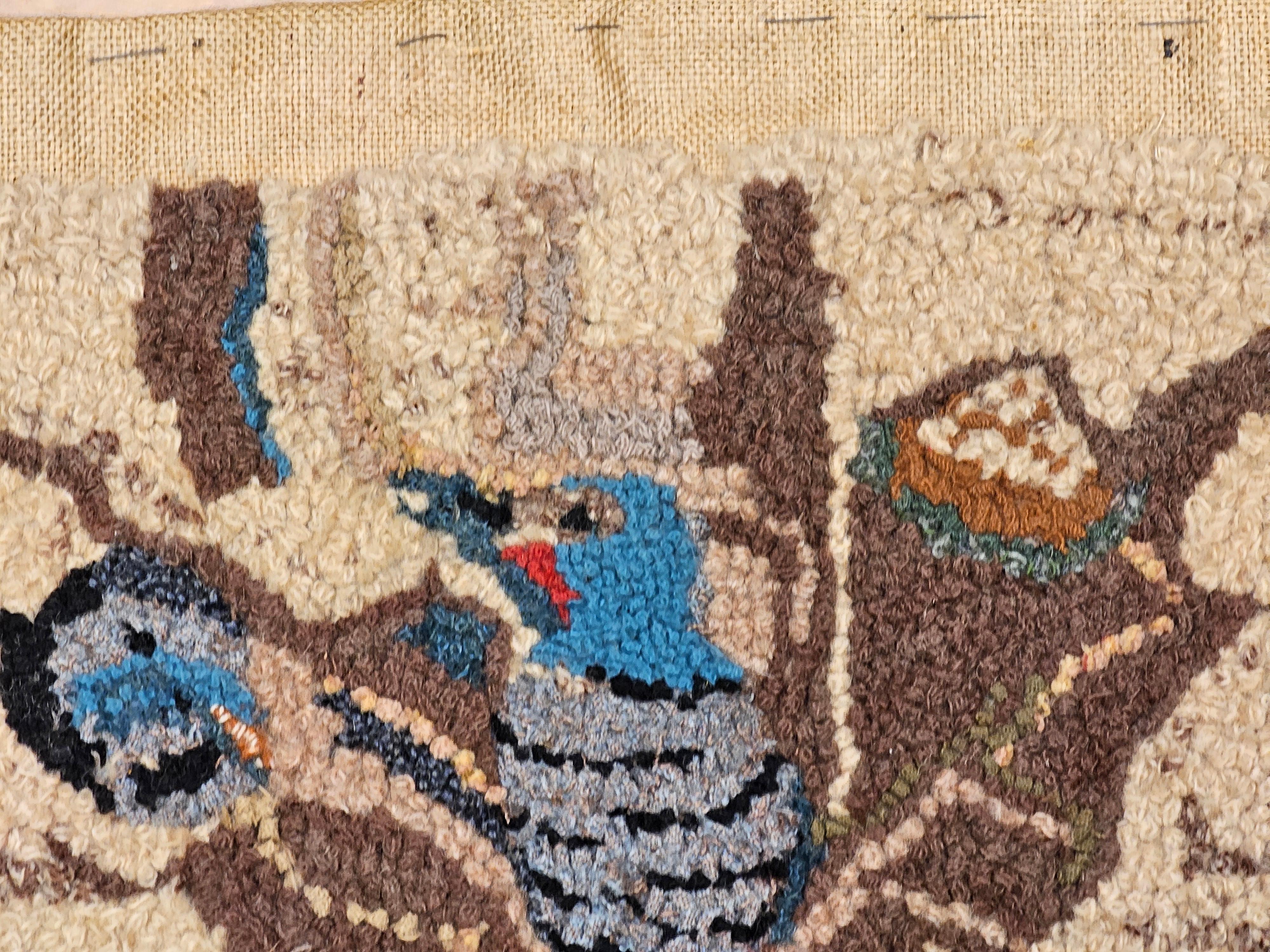 Vintage American Hooked Rug of Birds in Tree Nest in Lavendel, Brown, Blau, Rot (Wolle) im Angebot