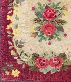 Tapis crocheté américain vintage avec bouquets de fleurs rouges, roses et jaunes