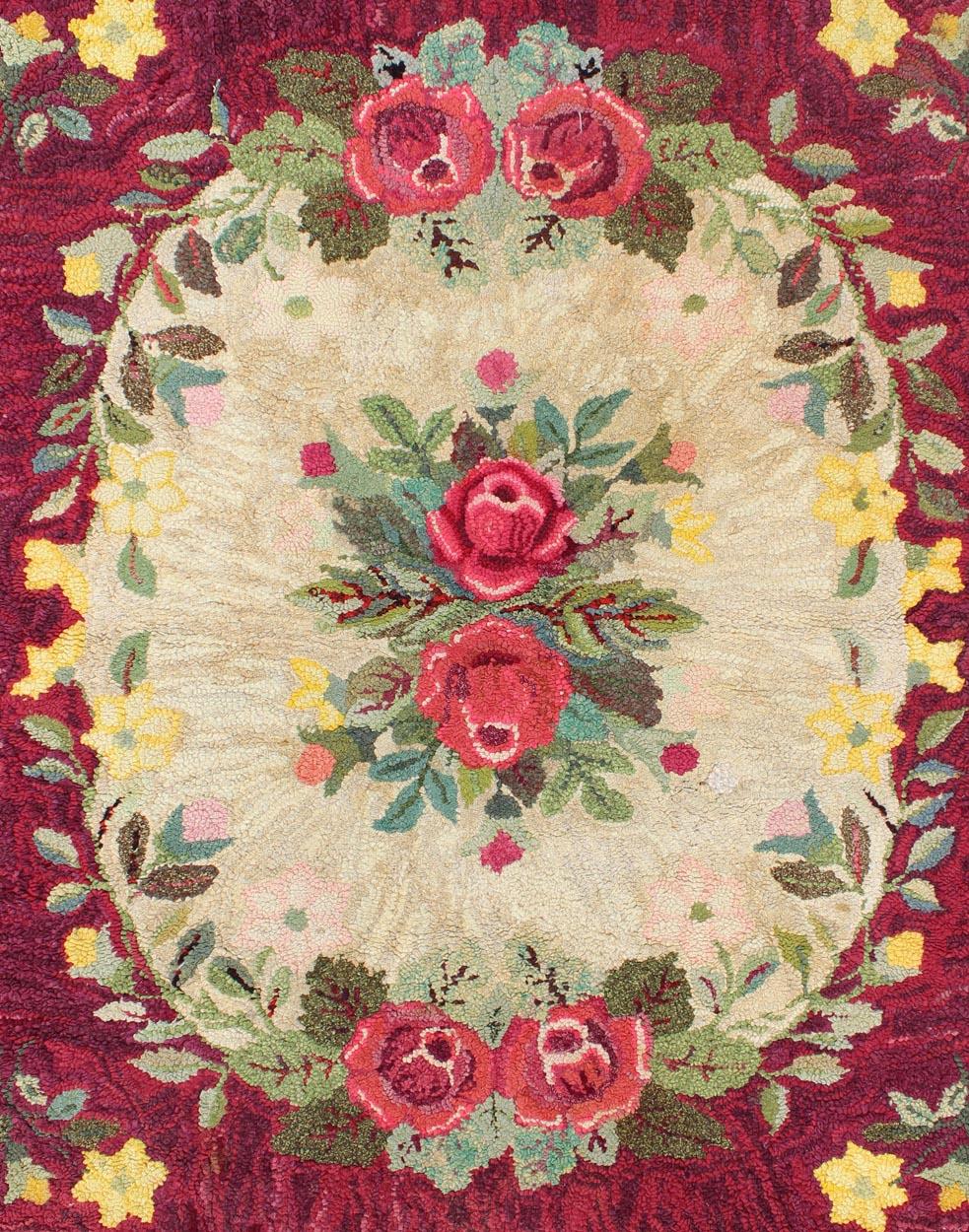 Amerikanischer Kapuzenteppich mit roter Rose und gelben Blumenbouquets, Vintage (American Arts and Crafts) im Angebot
