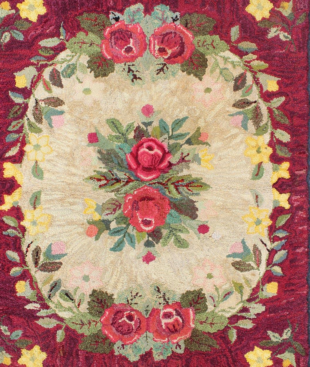 Amerikanischer Kapuzenteppich mit roter Rose und gelben Blumenbouquets, Vintage (Handgeknüpft) im Angebot