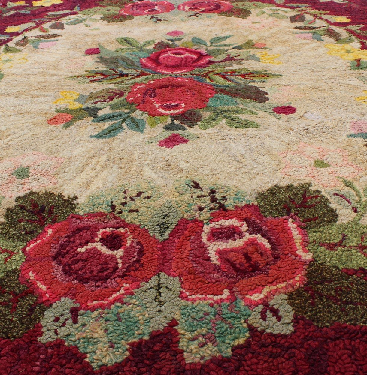 Amerikanischer Kapuzenteppich mit roter Rose und gelben Blumenbouquets, Vintage im Zustand „Hervorragend“ im Angebot in Atlanta, GA
