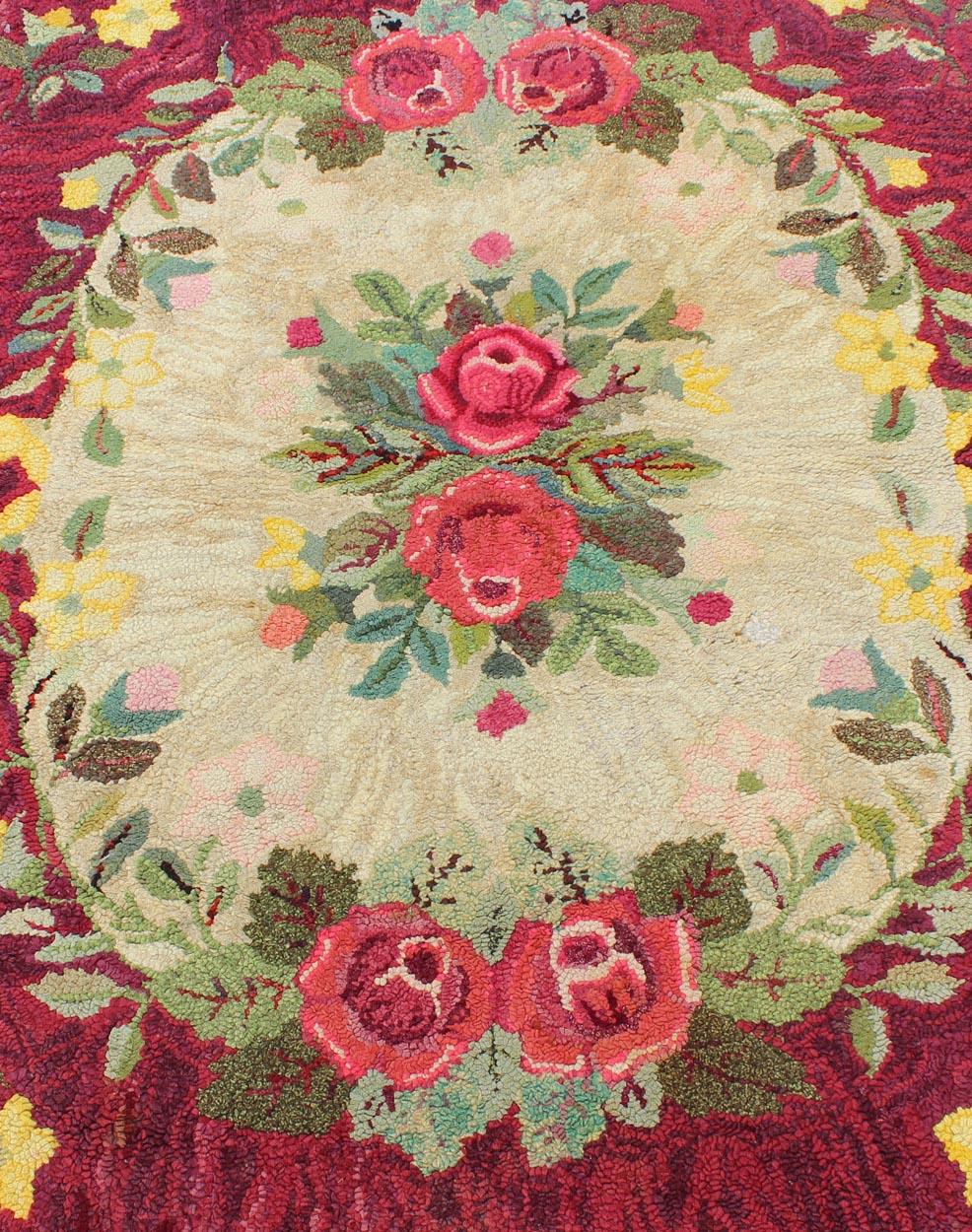 Amerikanischer Kapuzenteppich mit roter Rose und gelben Blumenbouquets, Vintage (Mitte des 20. Jahrhunderts) im Angebot