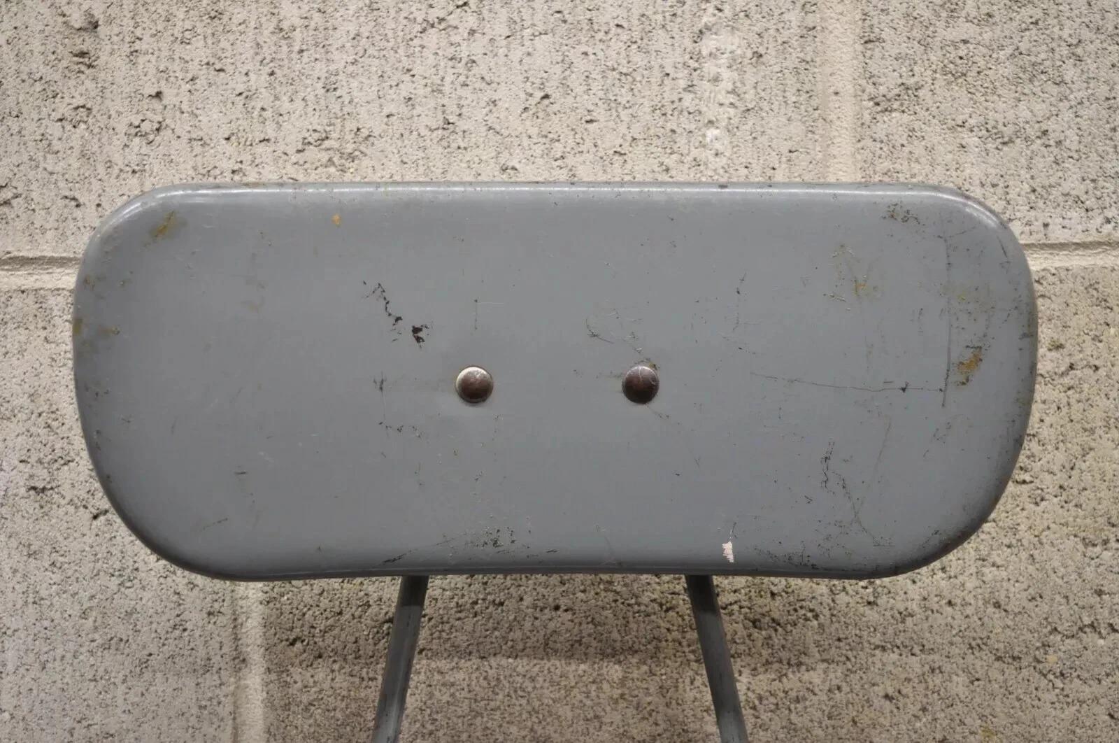 Vintage American Industrial Gray Metal Drafting Stool Artist Work Chair In Good Condition For Sale In Philadelphia, PA