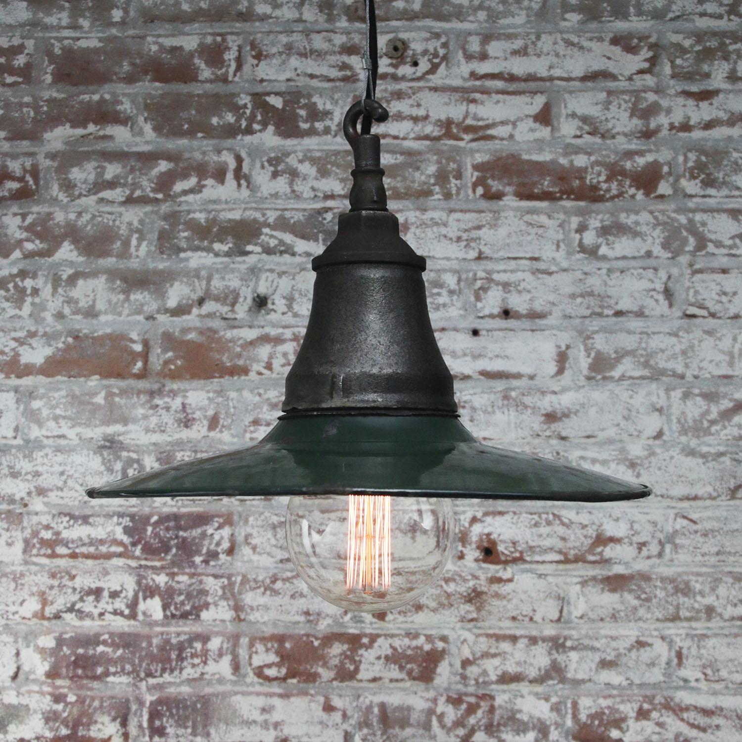 Vintage American Industrial Green Enamel Factory Pendant Light In Good Condition In Amsterdam, NL