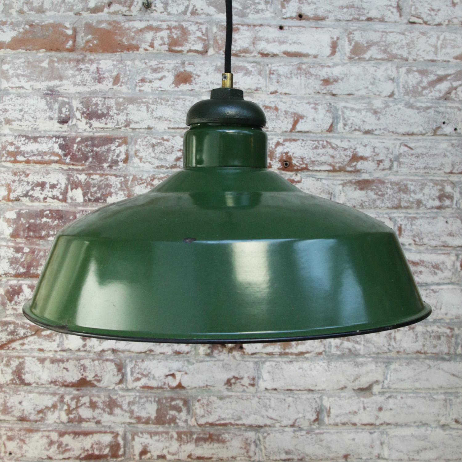 Vintage American Industrial Green Enamel Pendant Light In Good Condition For Sale In Amsterdam, NL