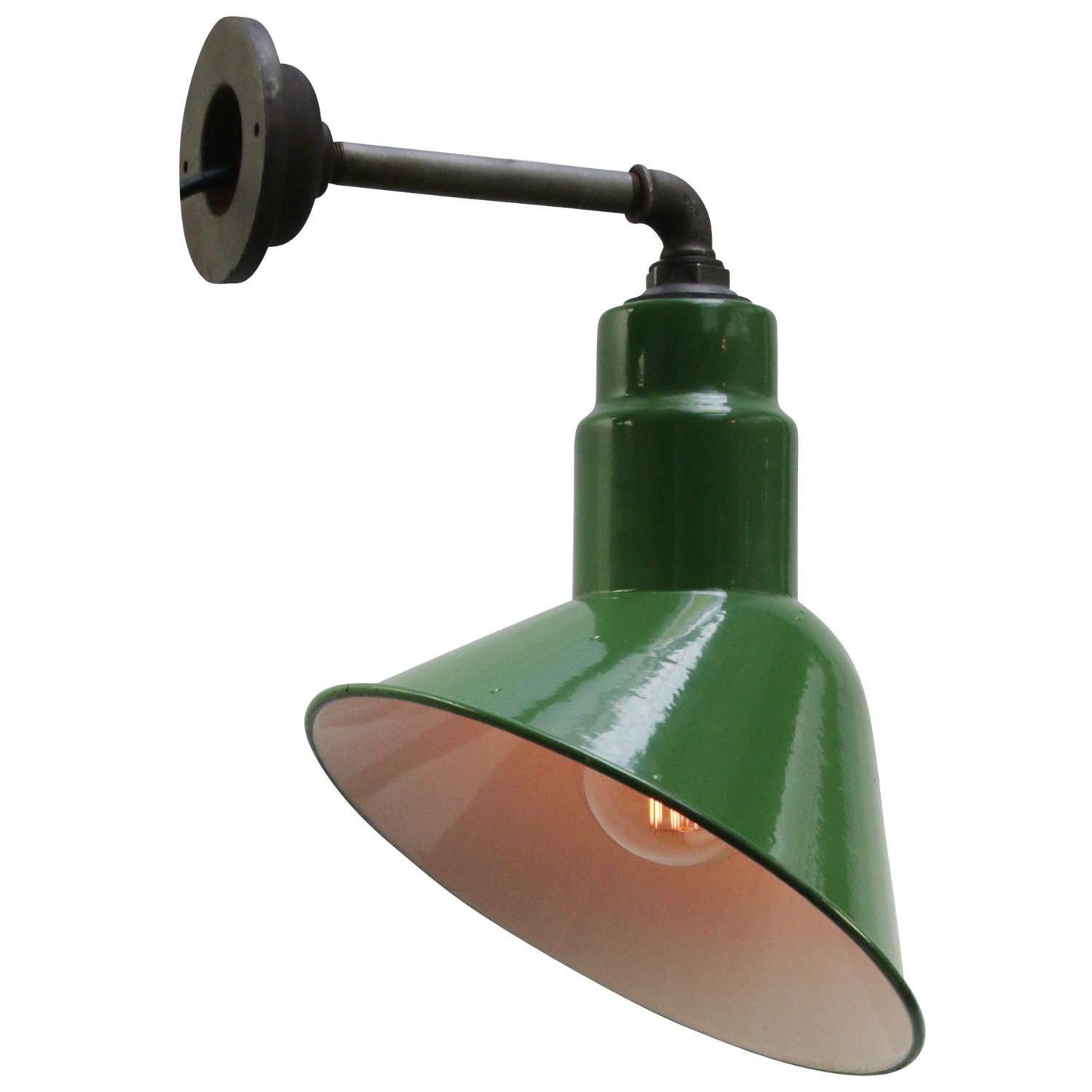 American factory wall light by ABOLITE USA
The Jones Metal Products Company, Ohio, USA
Green enamel, white interior

diameter cast iron wall piece: 10 cm, 2 holes to secure

Weight: 2.00 kg / 4.4 lb

Priced per individual item. All lamps