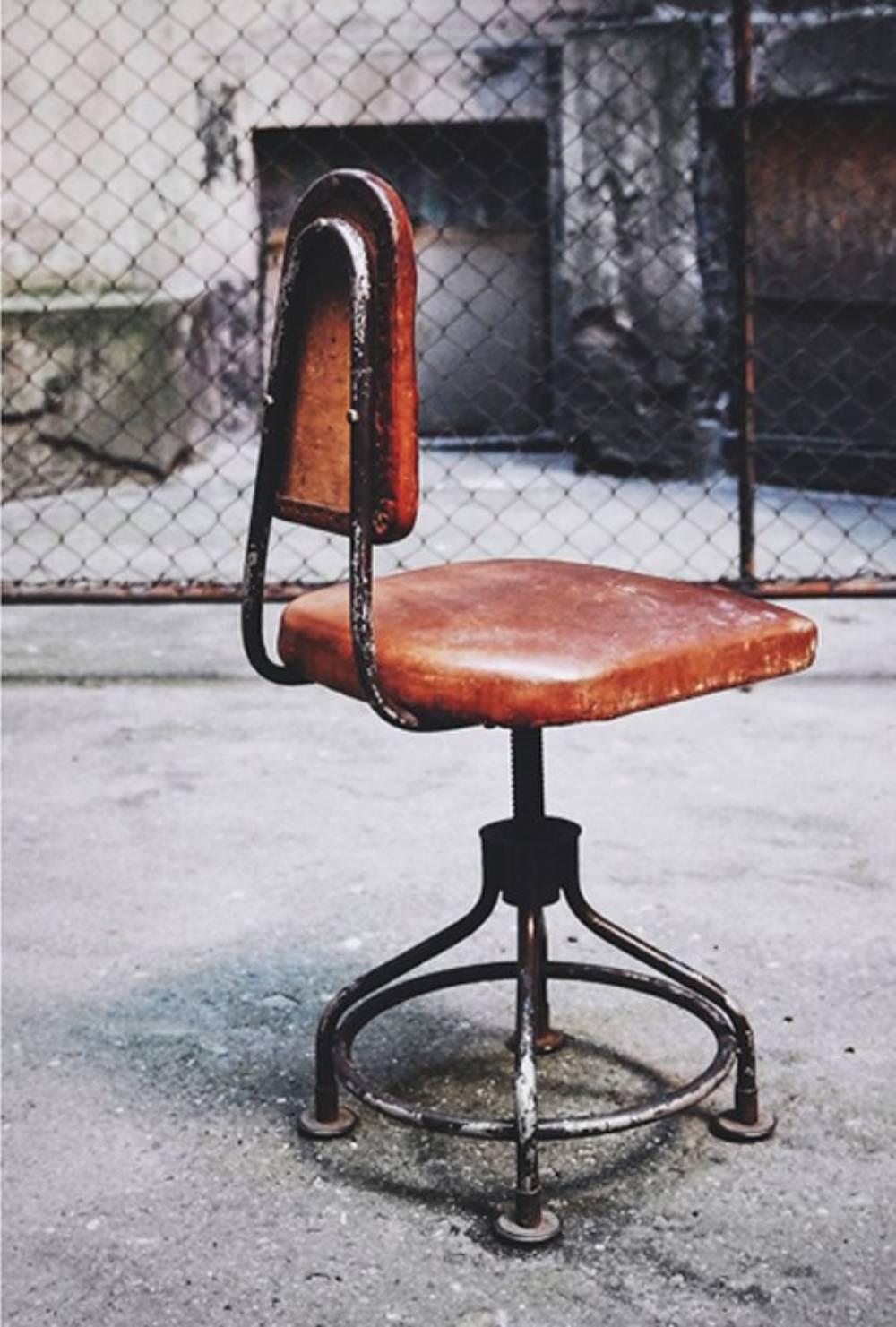 Ce fauteuil pivotant en cuir des années 1930 a été importé des États-Unis et présente une solide base en métal intégrée au cuir naturel. La hauteur est réglable de 35 à 55 cm.

Cette chaise est dans son état d'origine. Il présente des rayures et des