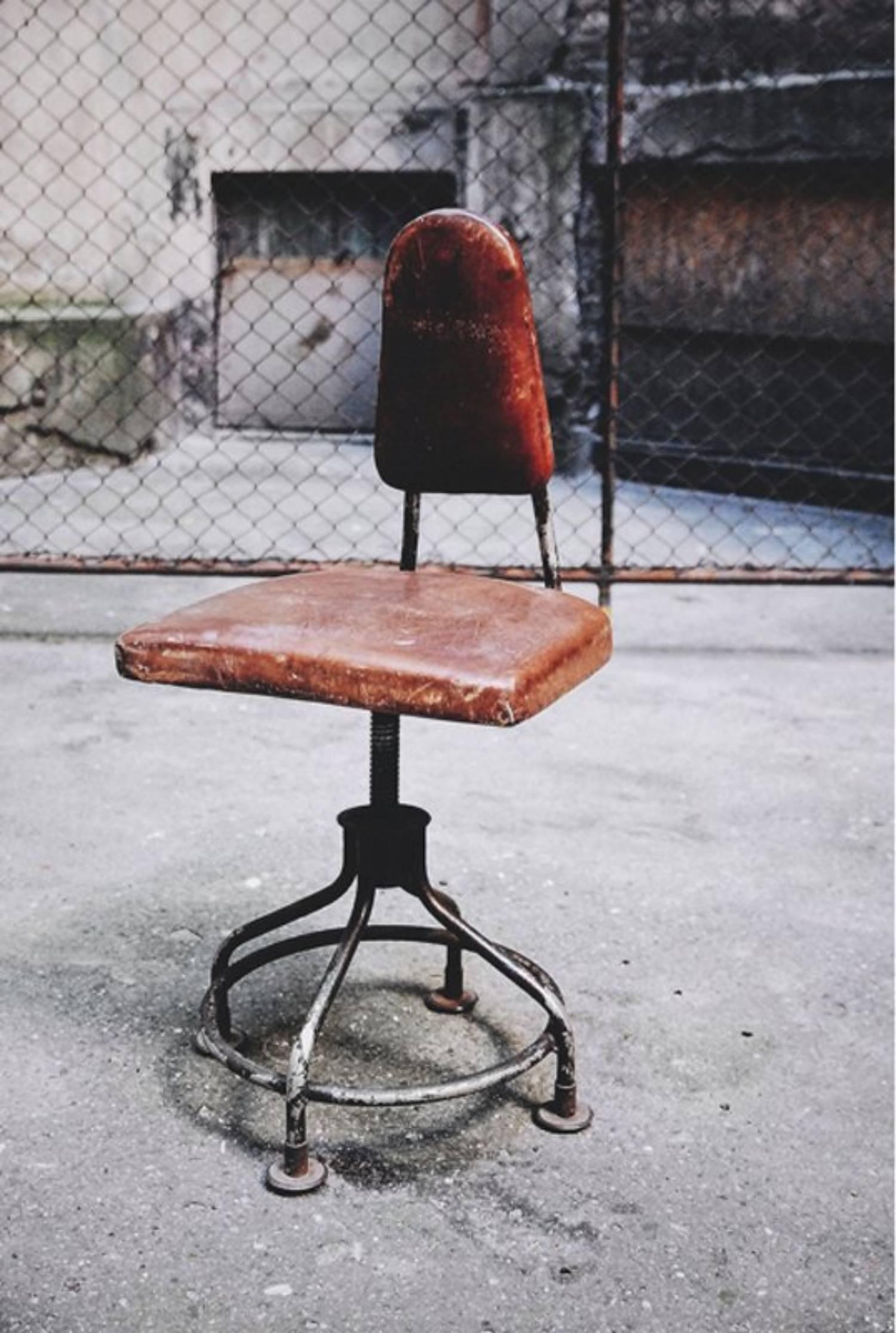 Industriel Chaise pivotante industrielle en cuir, Vintage American Leather, 1930s en vente