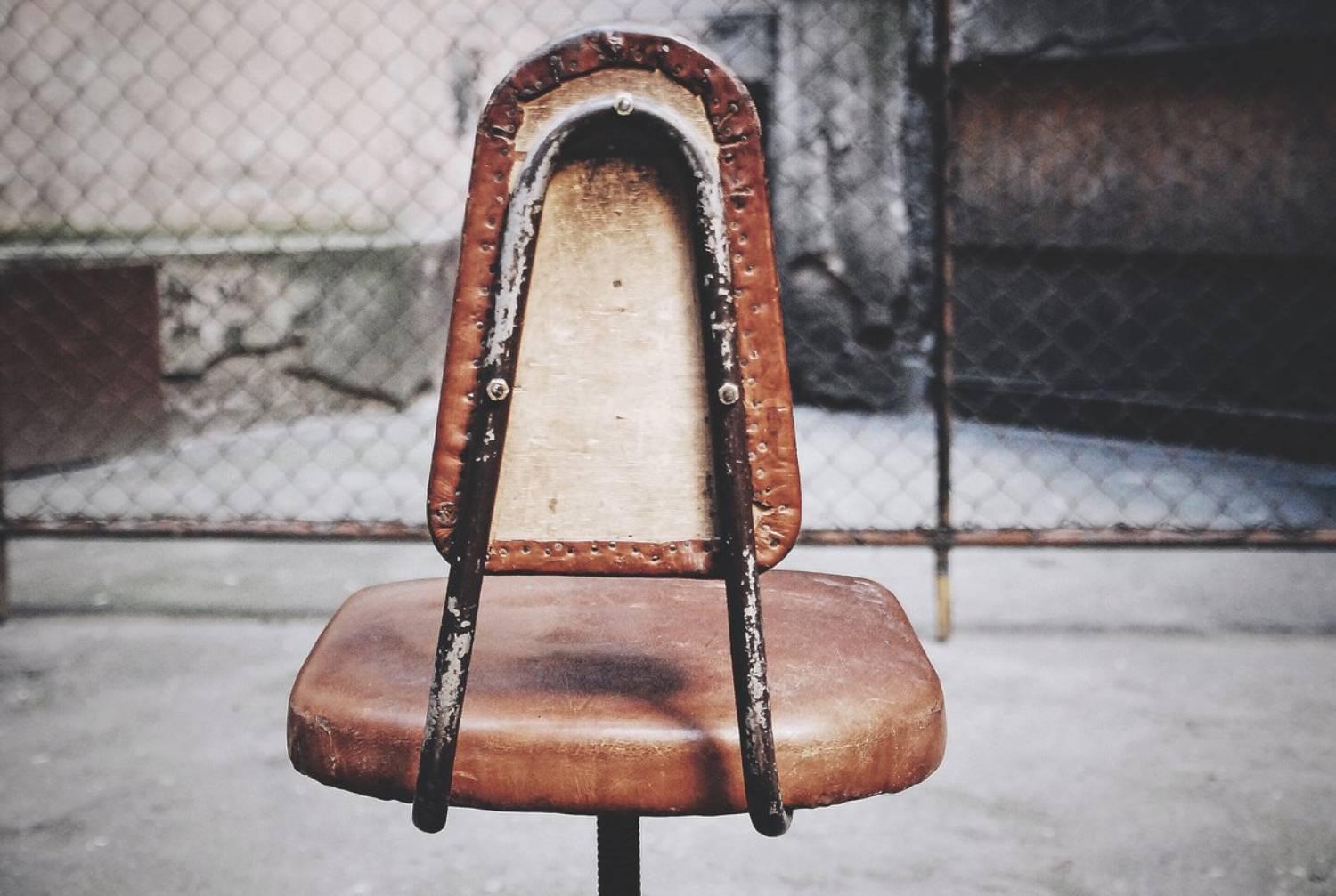 Américain Chaise pivotante industrielle en cuir, Vintage American Leather, 1930s en vente