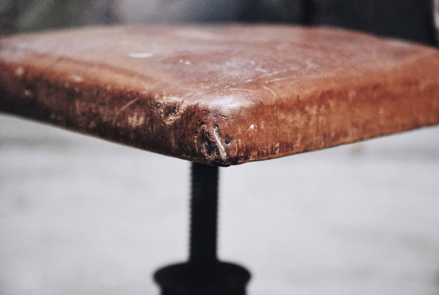 Chaise pivotante industrielle en cuir, Vintage American Leather, 1930s Bon état - En vente à Warszawa, Mazowieckie