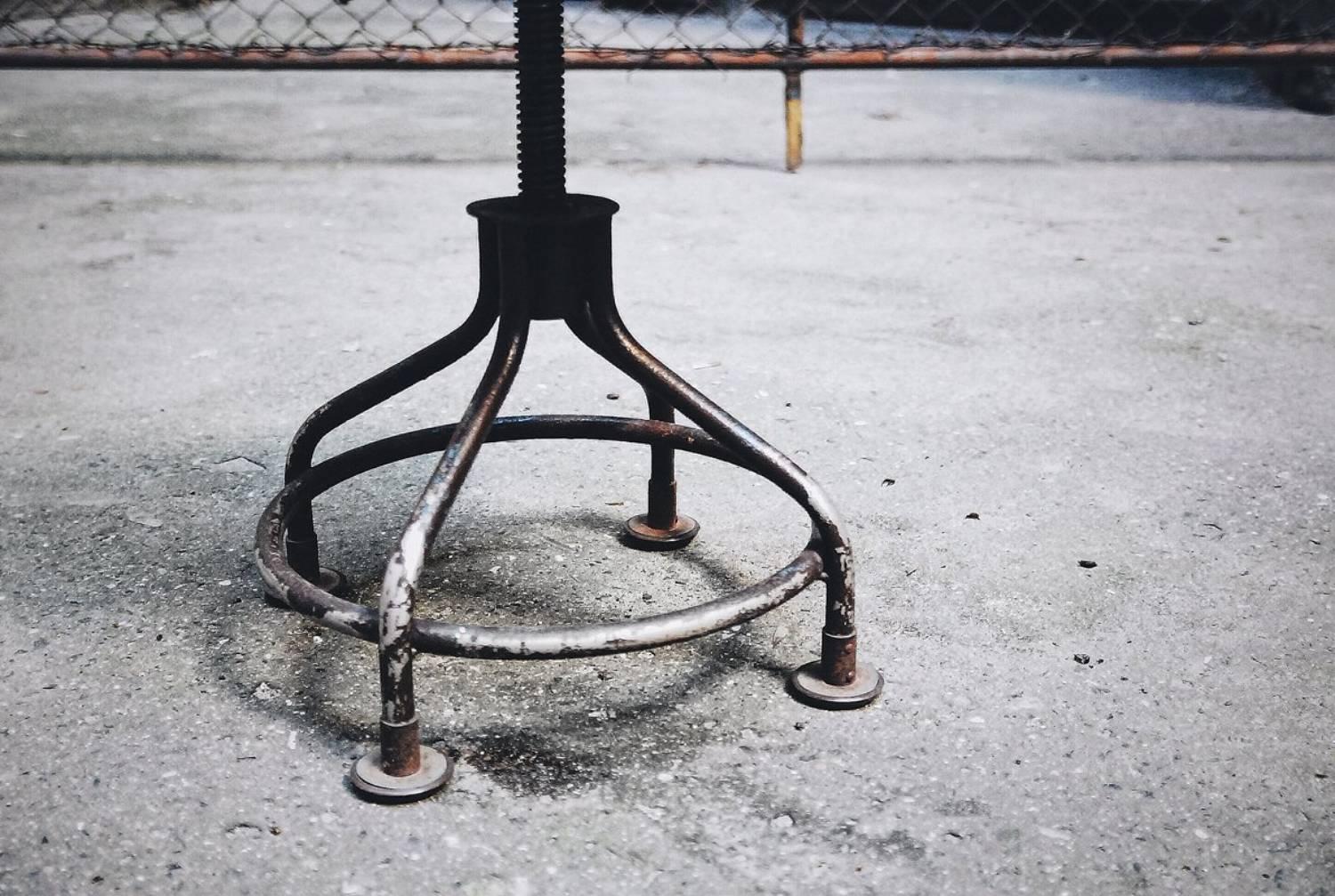 Milieu du XXe siècle Chaise pivotante industrielle en cuir, Vintage American Leather, 1930s en vente